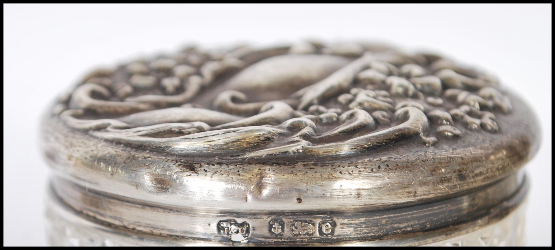 A group of early 20th Century silver topped and cut glass bodied dressing table pots, most having - Bild 7 aus 11