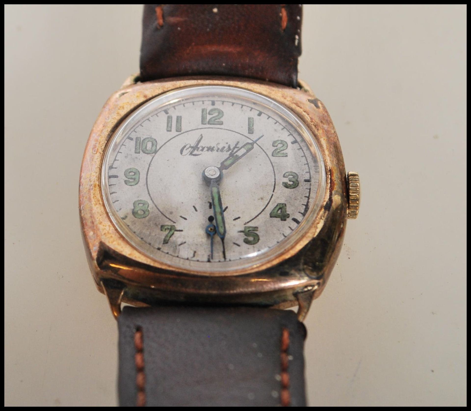 A hallmarked 9ct gold 15 jewel Accurist gents wrist watch set to a leather watch bracelet. The watch - Image 3 of 6