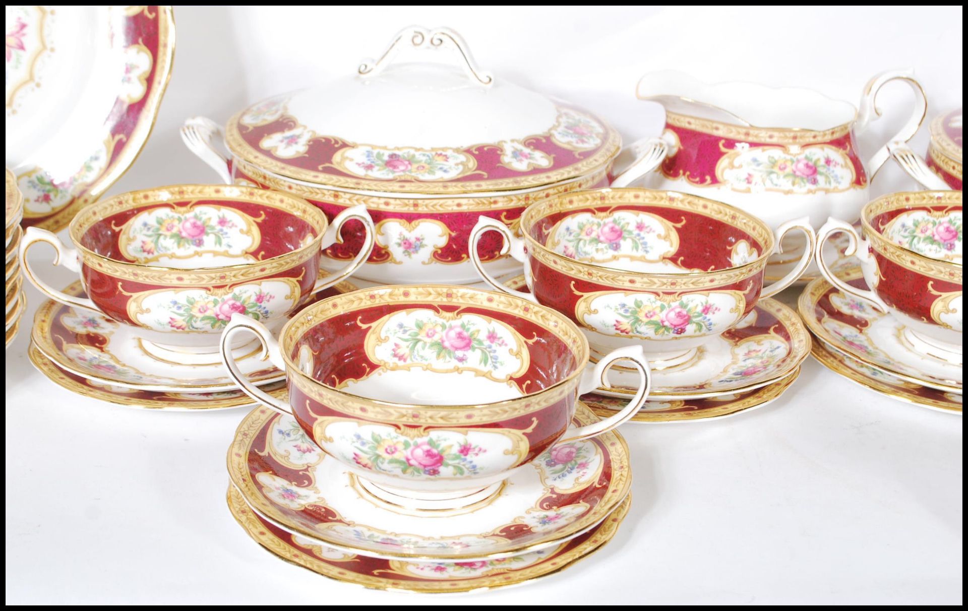 A Royal Albert bone China part dinner service in the Lady Hamilton pattern, comprising soup bowls, - Bild 3 aus 11