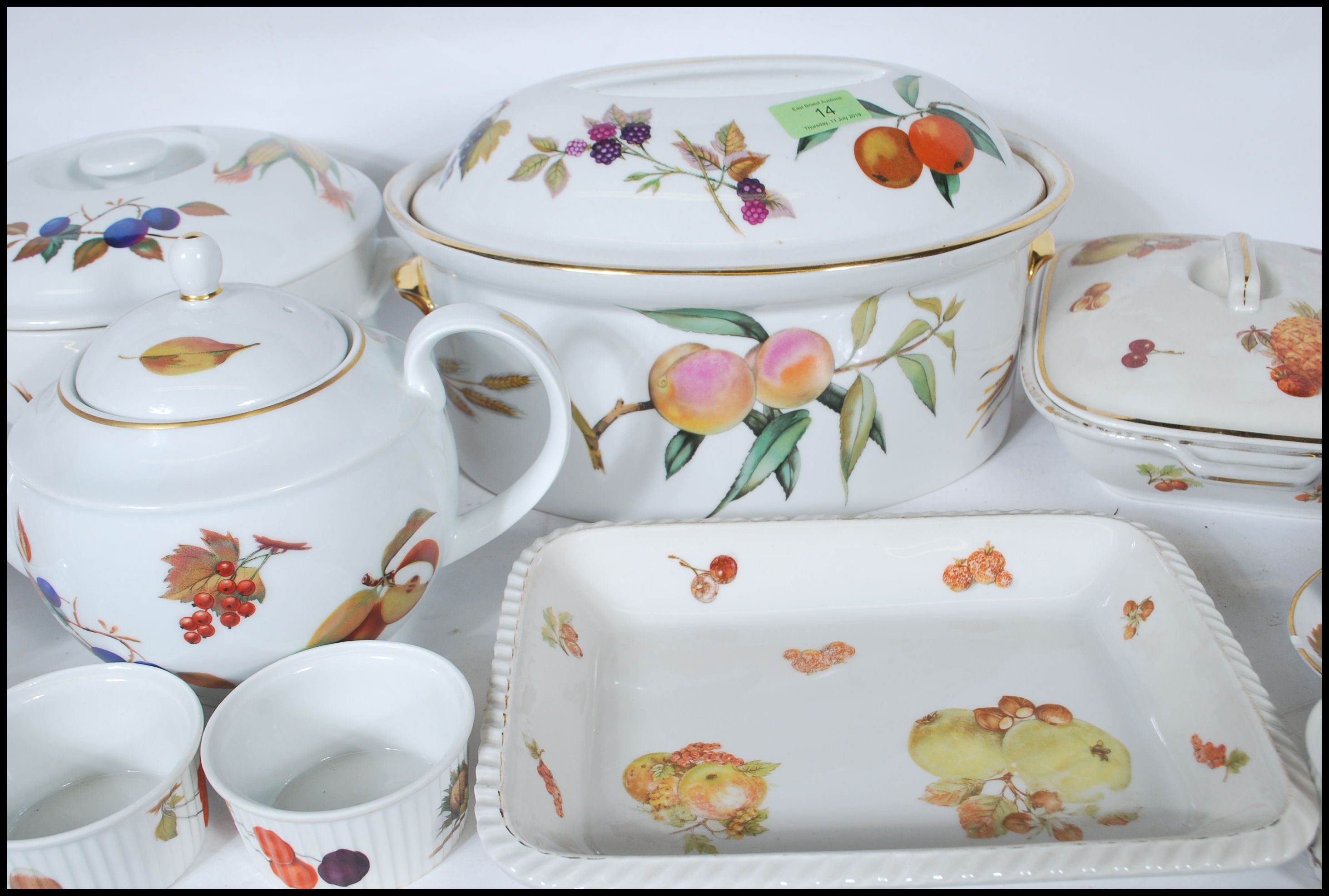 A good collection of Royal Worcester ' Evesham ' pattern ceramics to include teapot, tureens, - Image 3 of 9