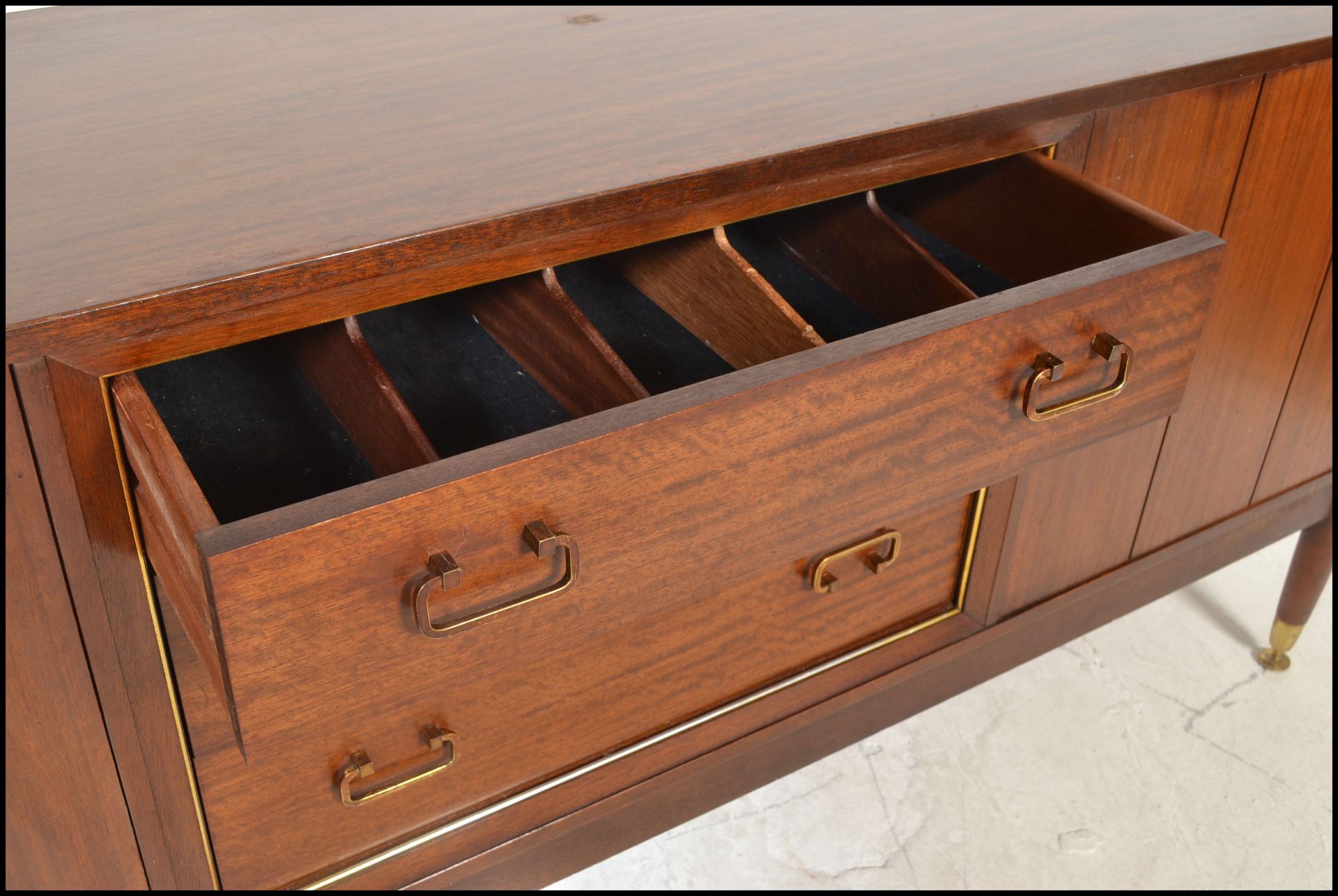 A mid 20th Century teak wood sideboard / credenza, by Ernst Gomme for G-Plan central bank of three - Bild 7 aus 10