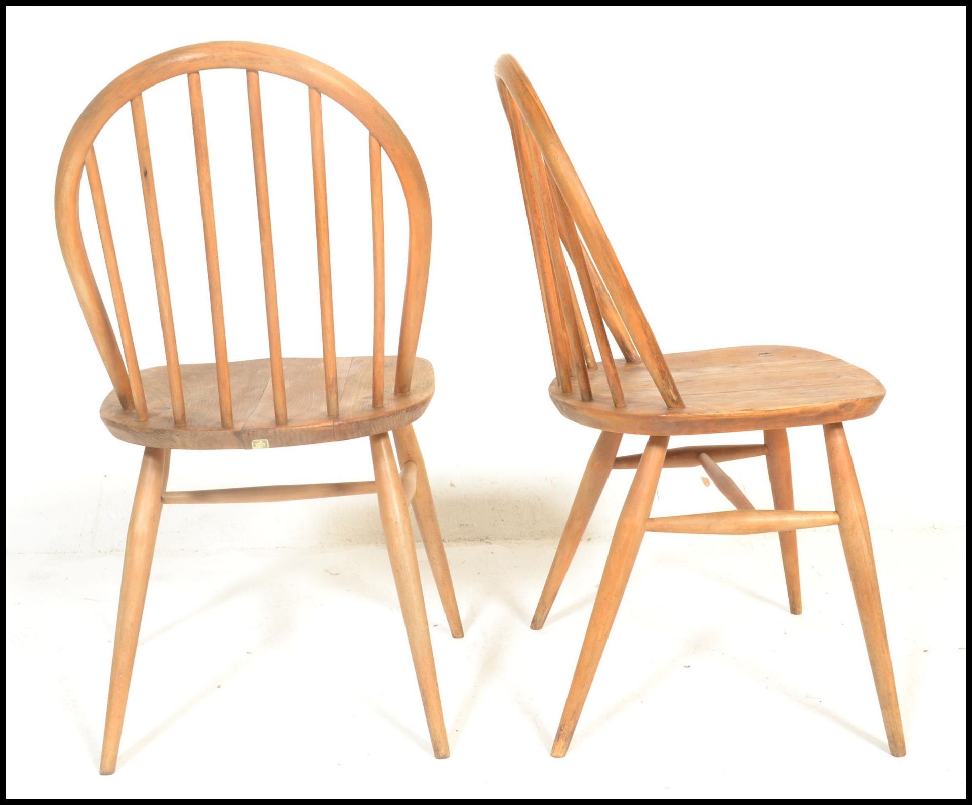 A set of four mid 20th century Ercol Windsor Quaker style hoop-back dining chairs in light elm and - Bild 5 aus 6