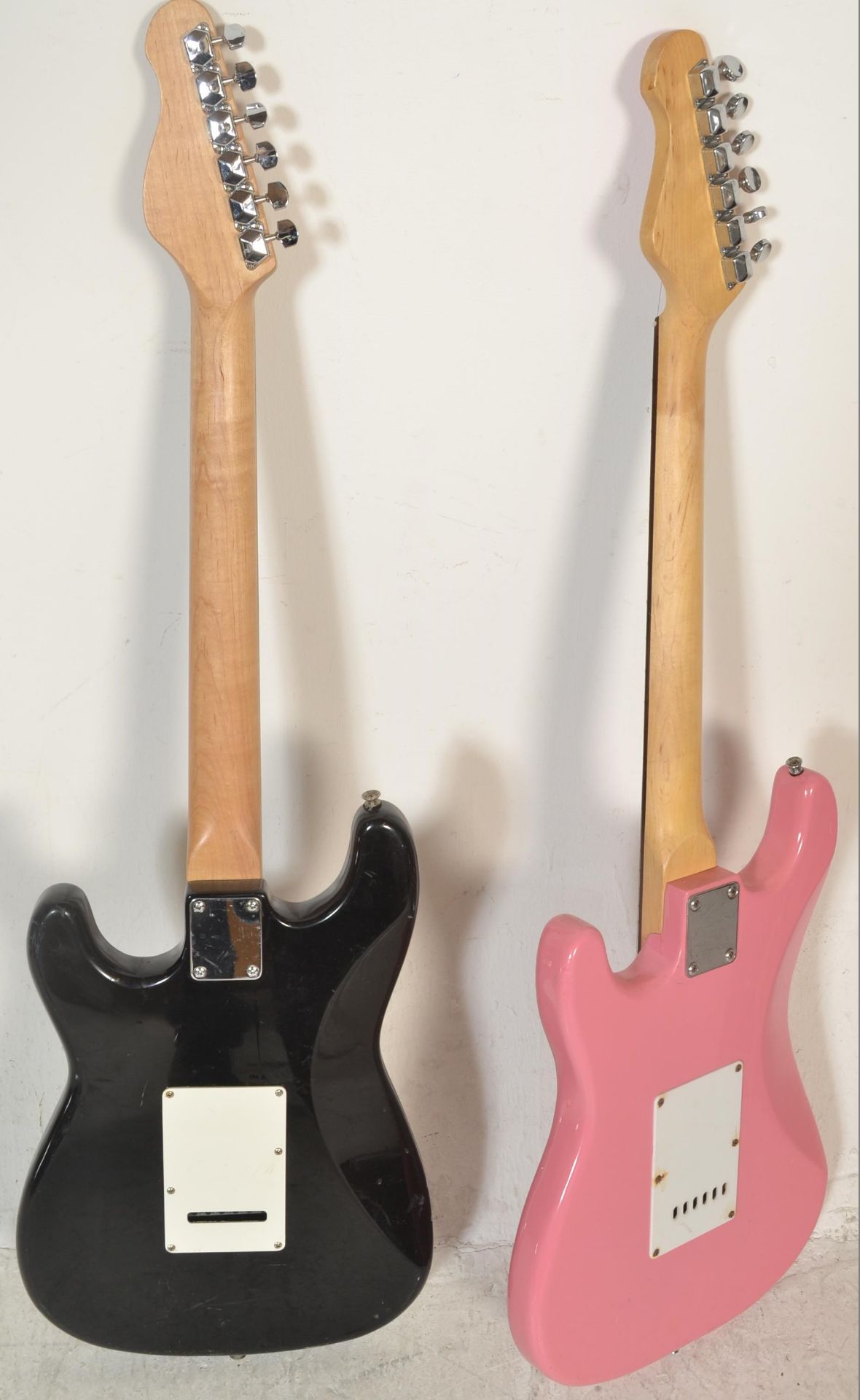 Two 20th Century Stratocaster style six string guitars by Encore, one having a pink body and the - Bild 4 aus 4