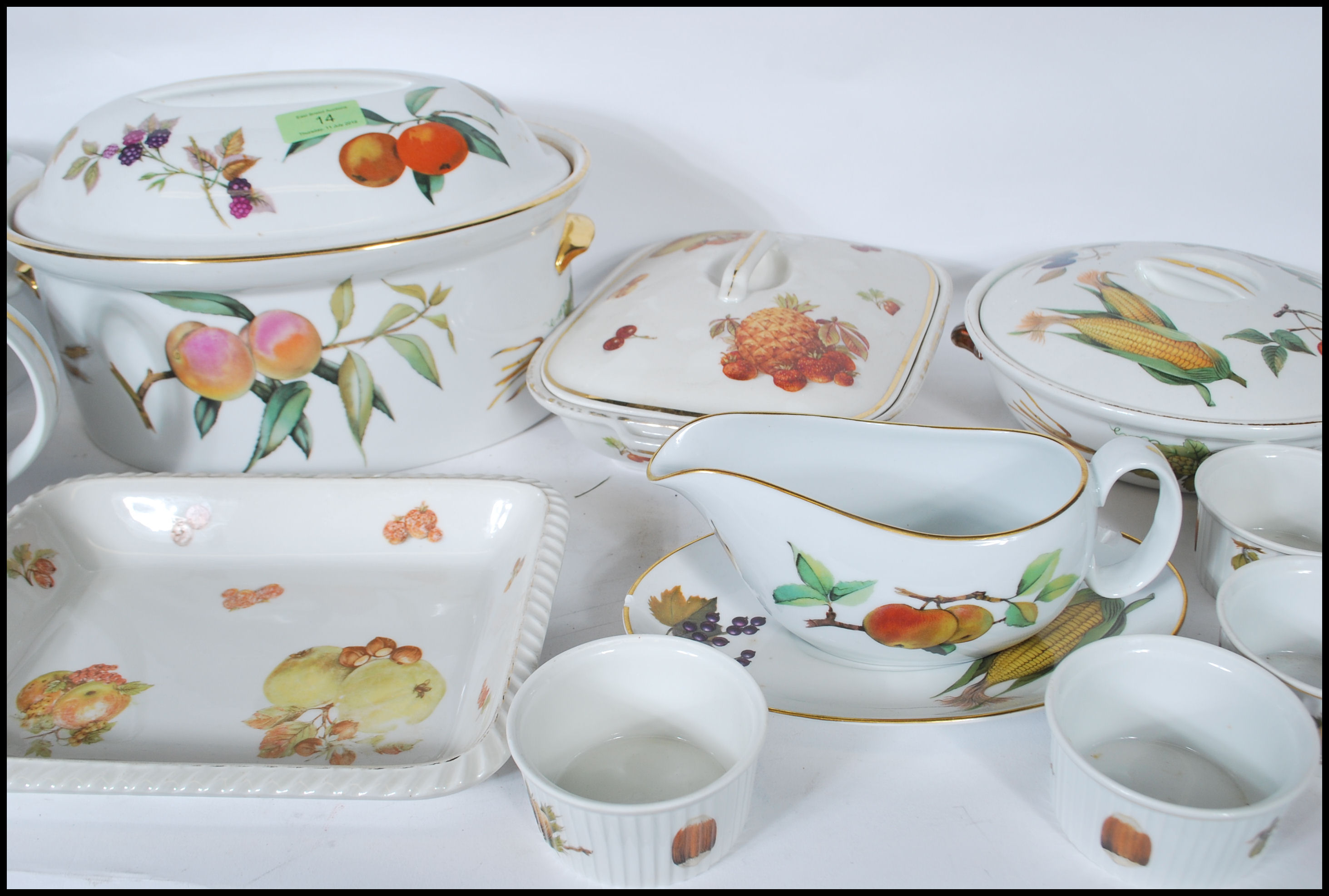 A good collection of Royal Worcester ' Evesham ' pattern ceramics to include teapot, tureens, - Image 4 of 9