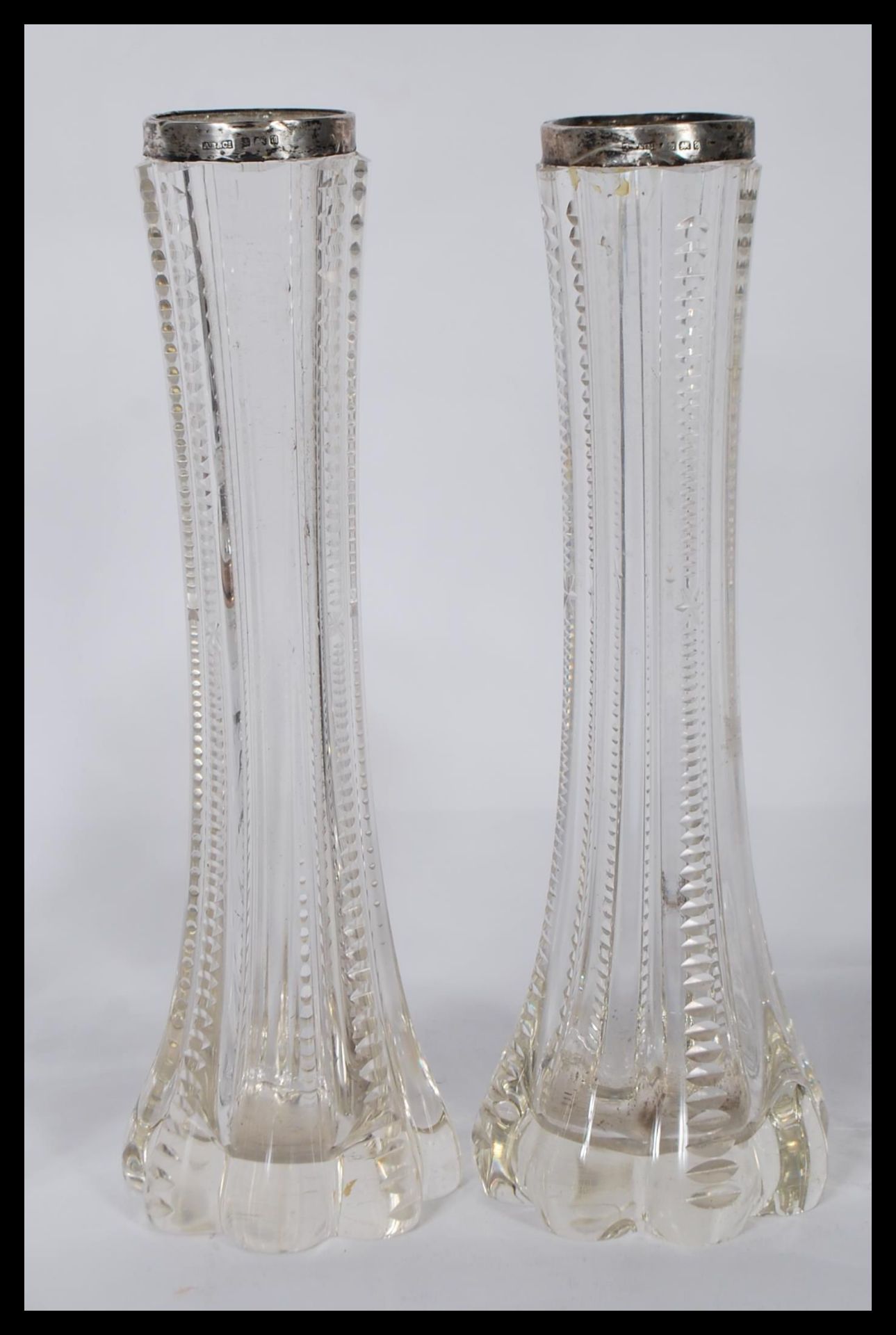 A pair of early 20th Century silver hallmarked and cut glass stem vases, hallmarked for Birmingham - Bild 4 aus 7