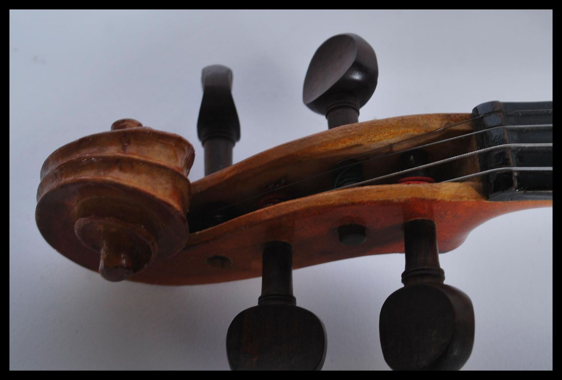 A 20th Century Chinese made student violin musical instrument by Lark contained within fitted case - Bild 8 aus 10