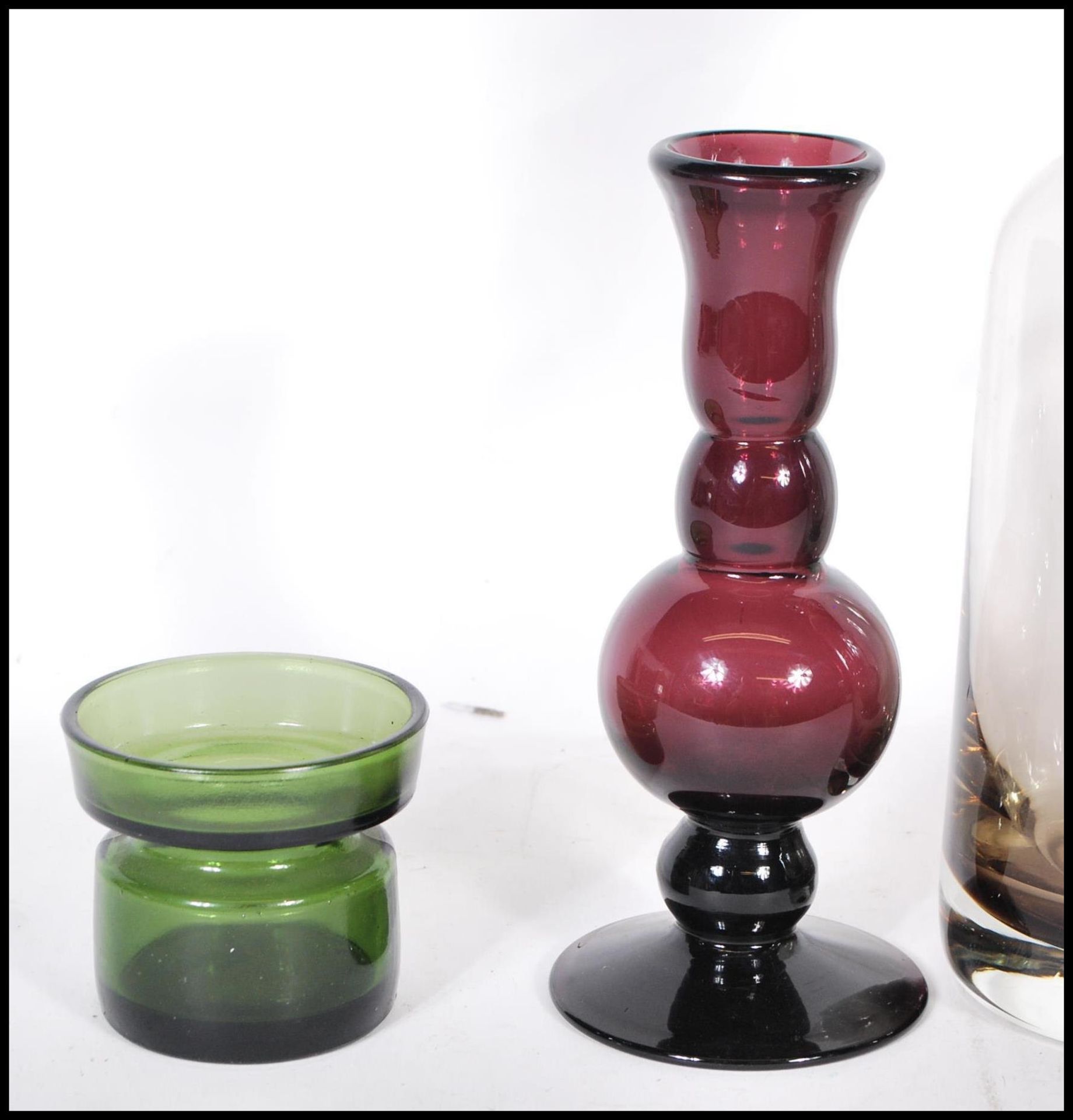 A collection of 20th Century glasswares to include an amethyst glass spill vase of knopped form, a - Bild 2 aus 5