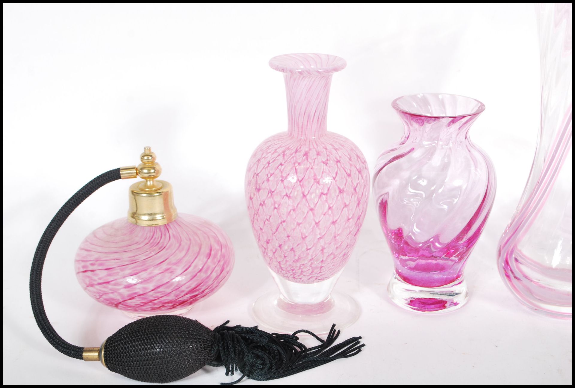 A collection of retro pink studio glass to include a pair of pink glass Caithness vases, a Caithness - Bild 2 aus 6