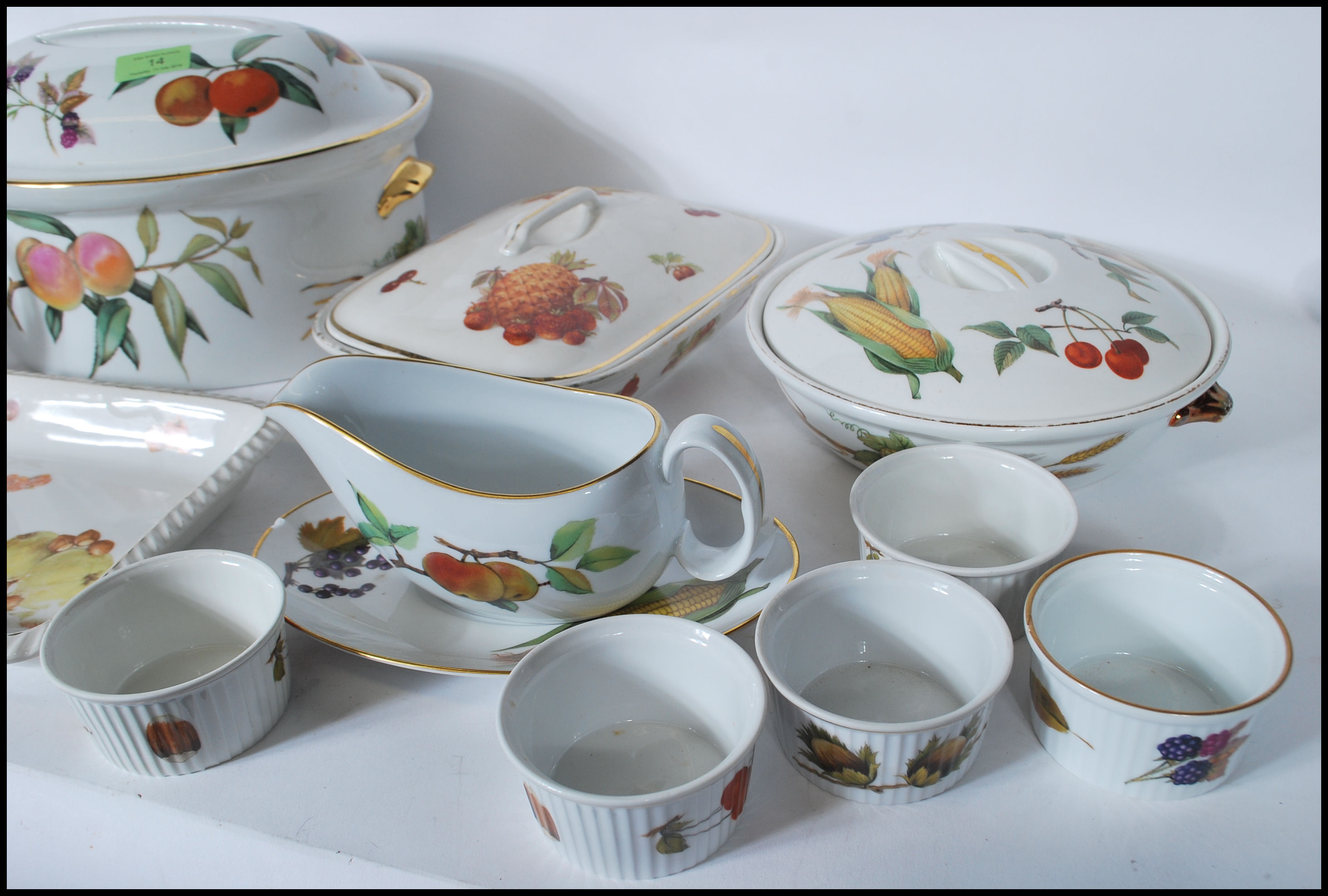 A good collection of Royal Worcester ' Evesham ' pattern ceramics to include teapot, tureens, - Image 5 of 9