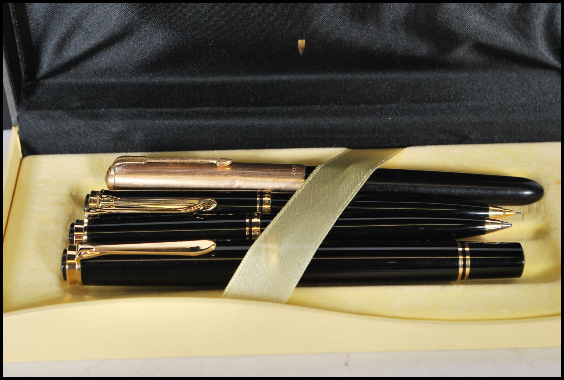A Pelikan Souveran pen set consisting of pen, pencil and fountain pen, all having black finish - Bild 2 aus 8
