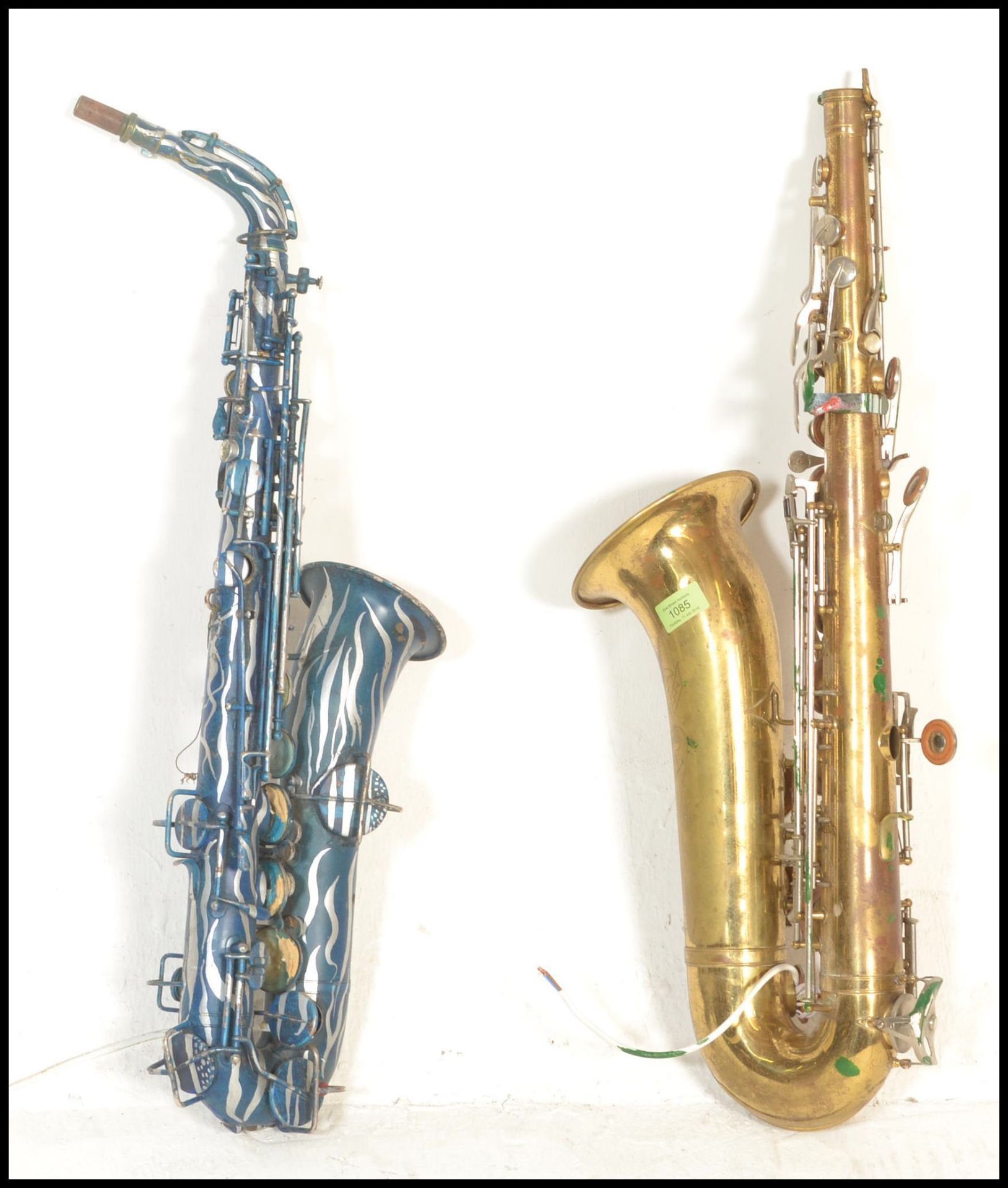 A pair of uplighter wall lights, constructed from upcycled saxophones, the light bulb set within the - Bild 3 aus 9