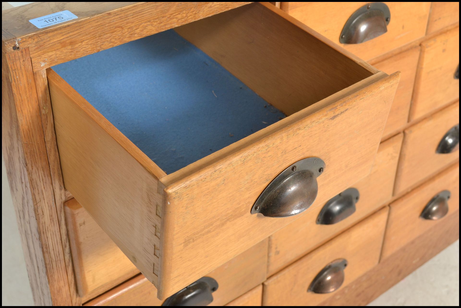 A good early 20th century 1930's Art Deco golden oak multi drawer vintage haberdashery shop - Bild 4 aus 10