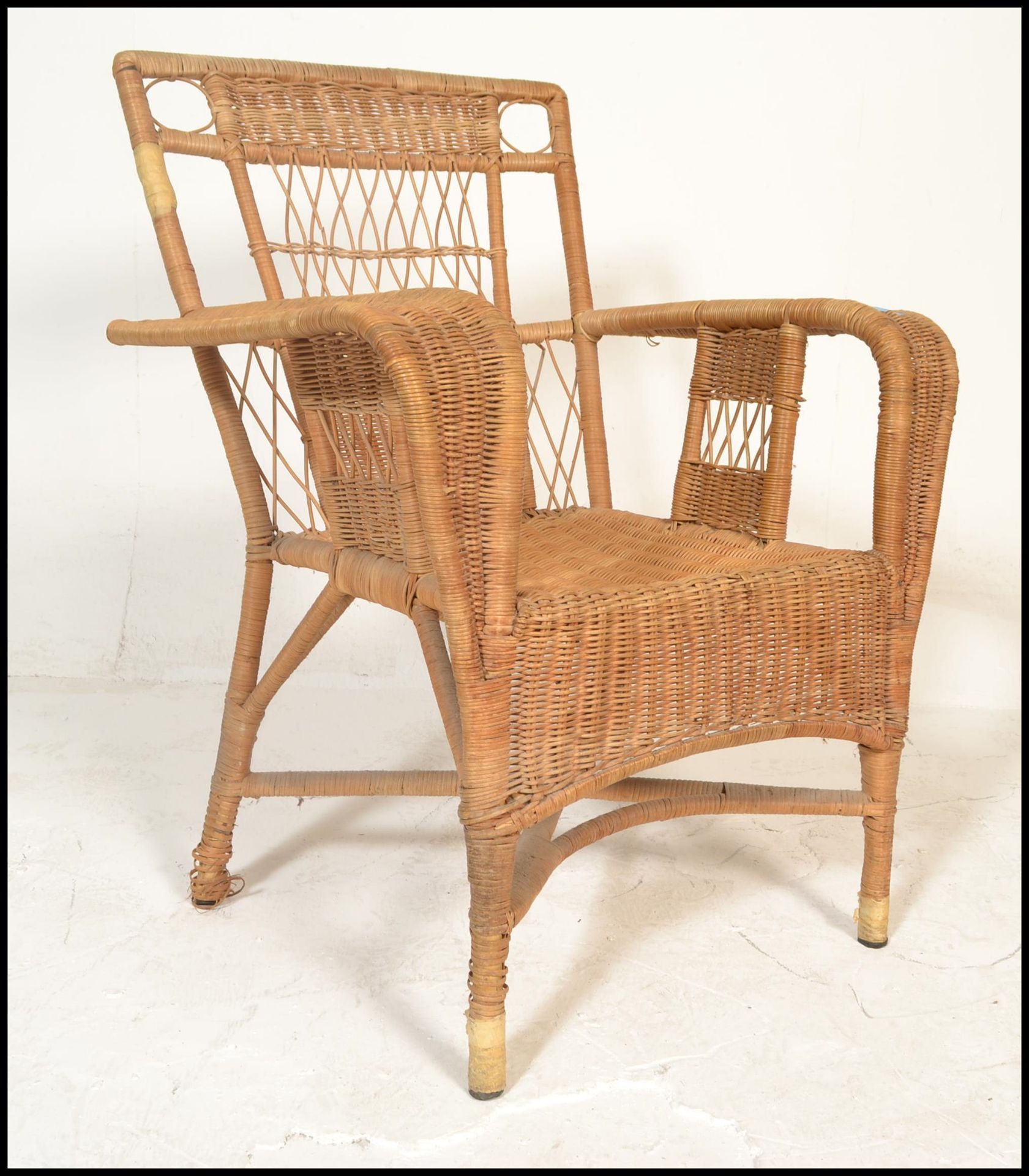 An early to mid century bamboo / whicker rattan weave plantation chair. Swept arms with a pierced - Bild 4 aus 5