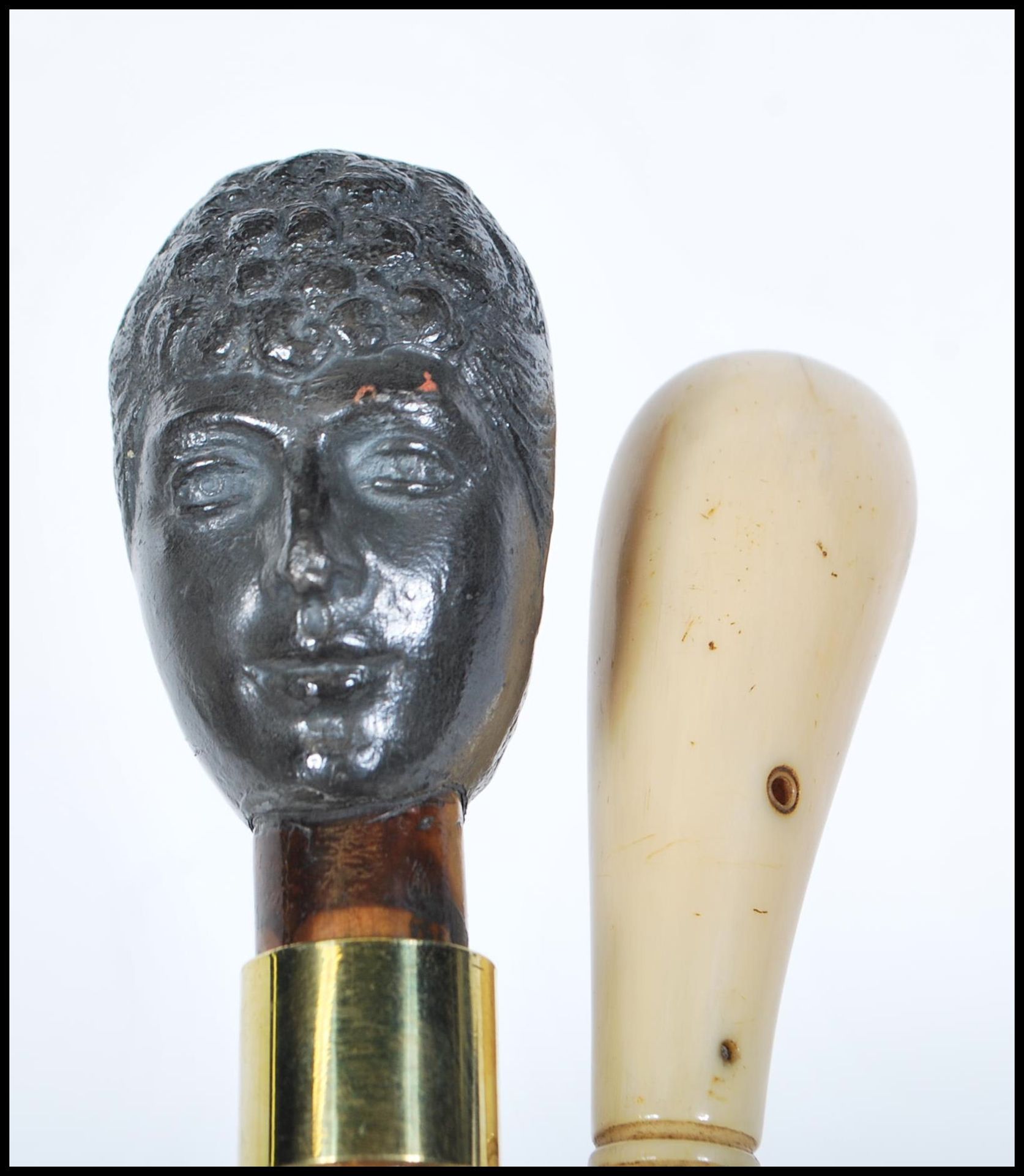 Two walking stick canes, one having knob handle in the form of King Edward VII and Queen Alexandra - Bild 2 aus 4