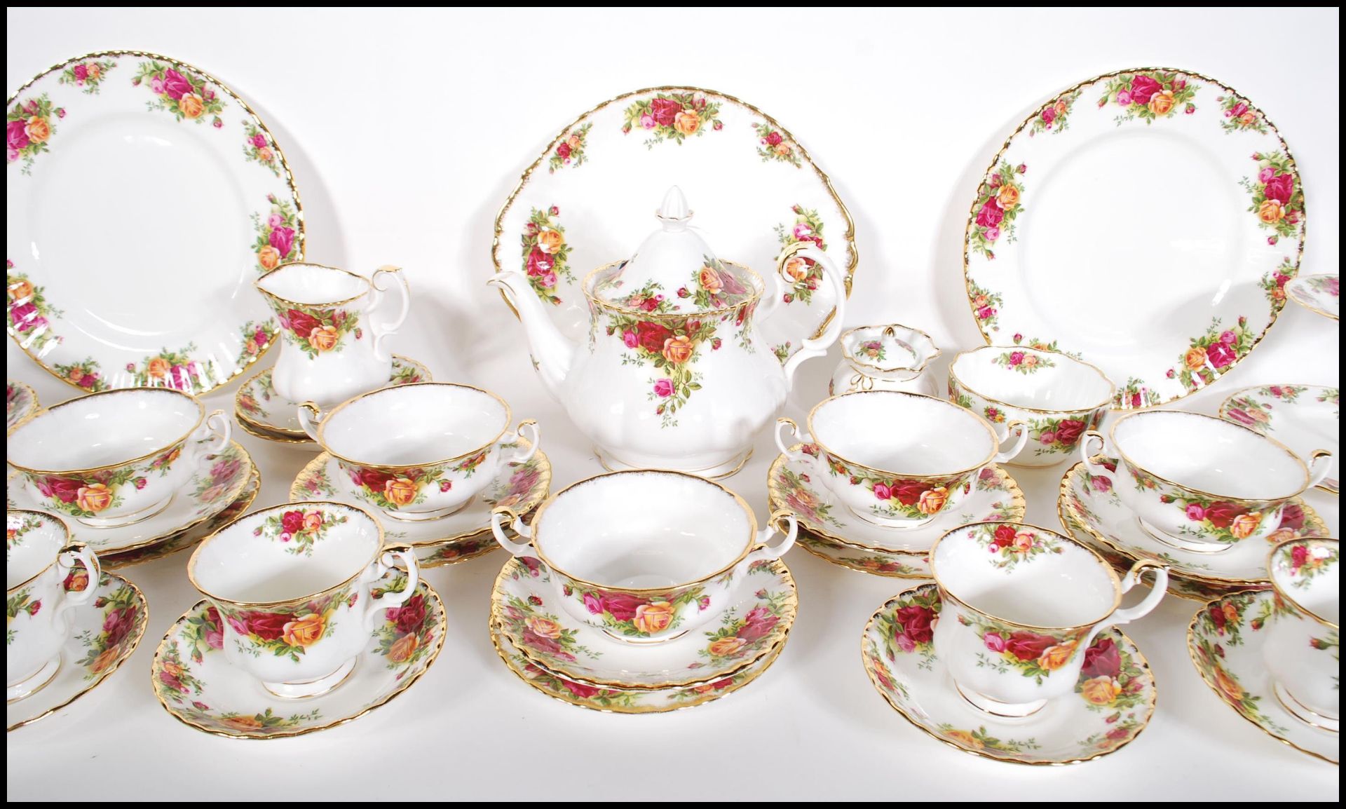 A Royal Albert Old Country Roses part tea set to include creamer jug, sugar bowl, cups, saucers, - Bild 2 aus 10