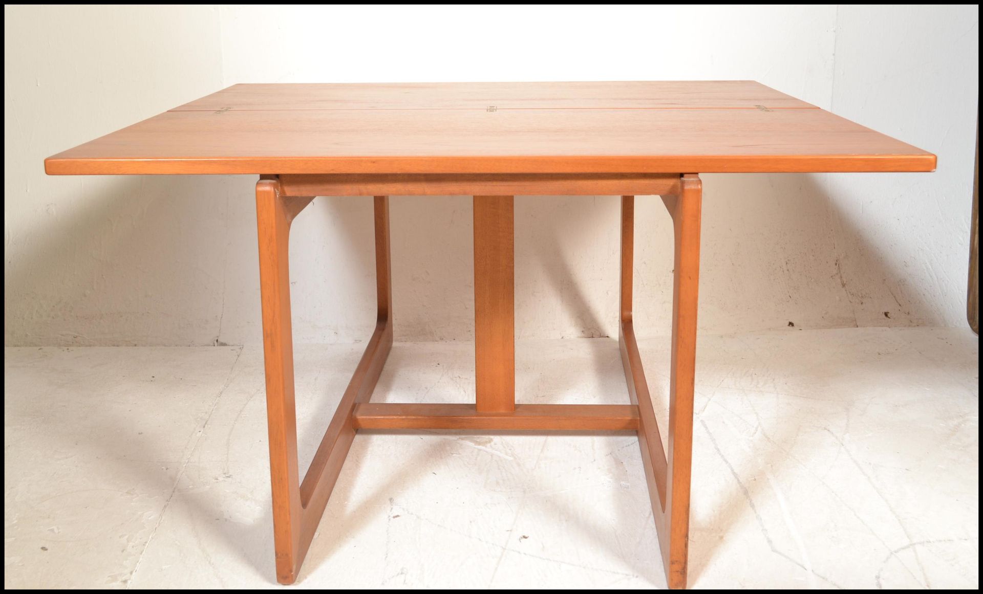 A retro 20th Century Danish inspired teak wood coffee table \ nest, flip over extending table top - Bild 4 aus 7