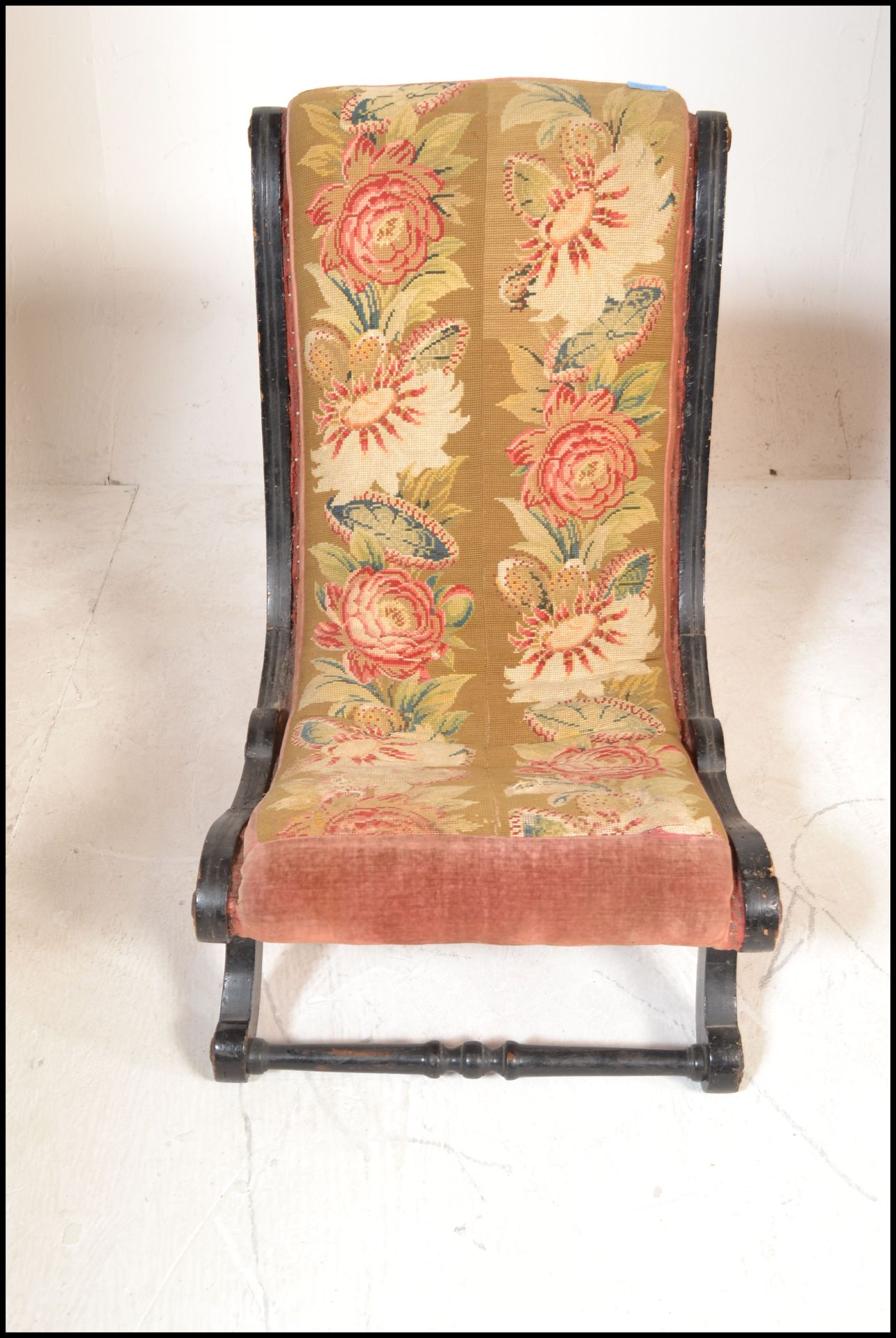 A 19th Century ebonised parcel gilt frame nursing slipper chair, button back upholstered seat pad - Bild 4 aus 6