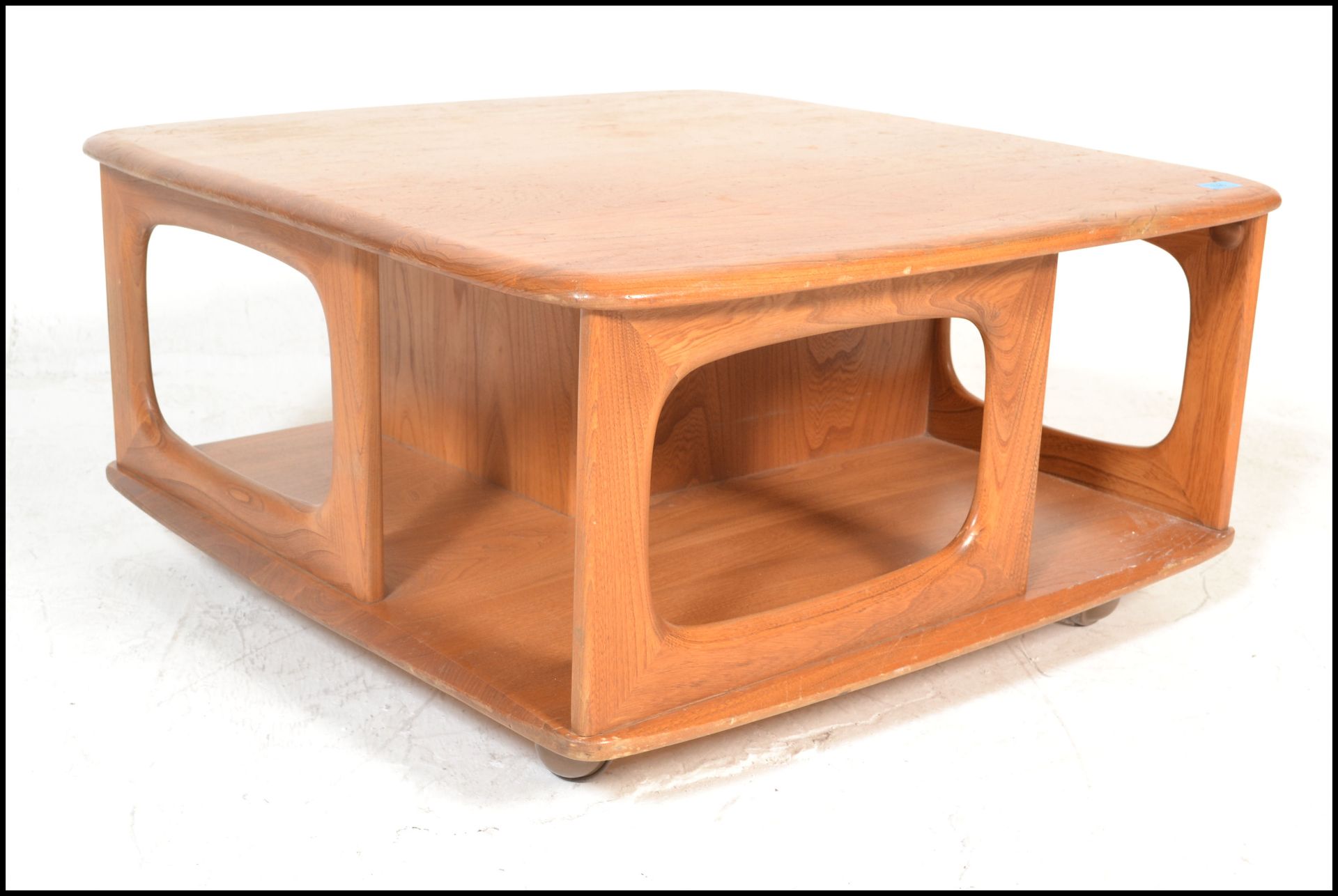 An original 20th Century retro Ercol elm wood Golden Dawn Pandora coffee table with storage recesses - Bild 3 aus 5