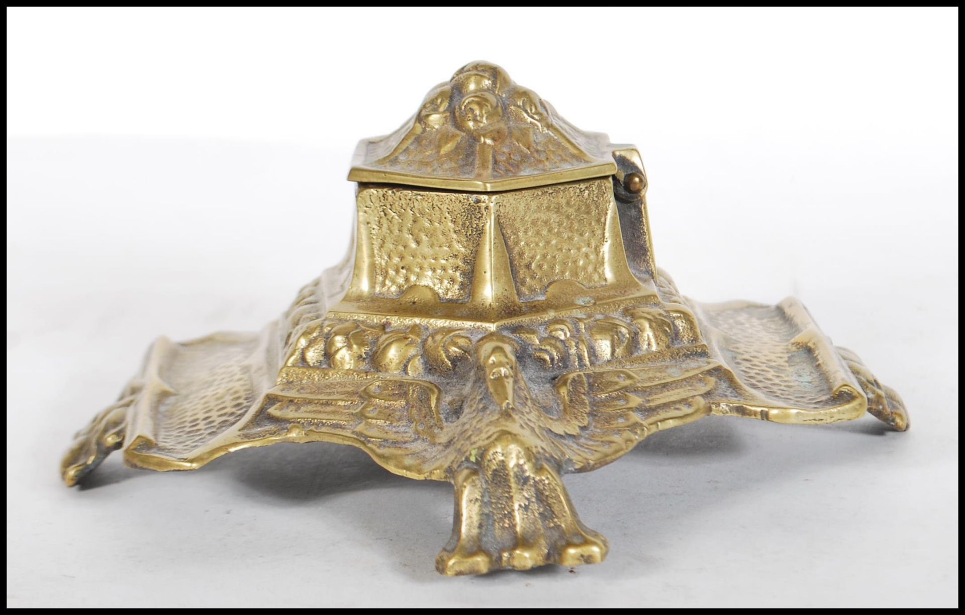 An early 20th Century cast brass inkwell of stepped hexagonal form decorated with birds and floral - Bild 4 aus 7