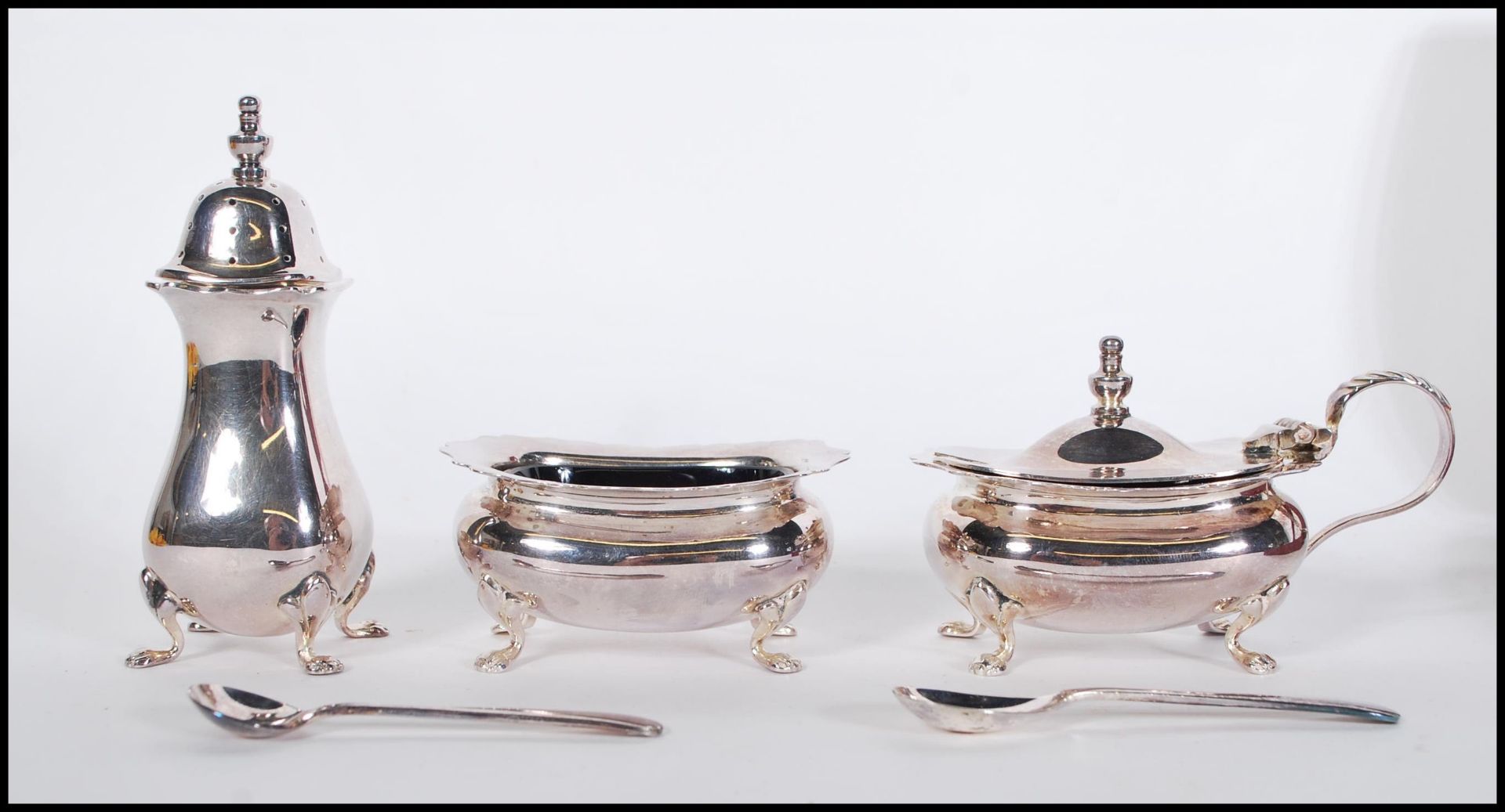 A vintage 20th Century Walker and Hall silver plated condiment cruet set complete in original box - Bild 3 aus 5