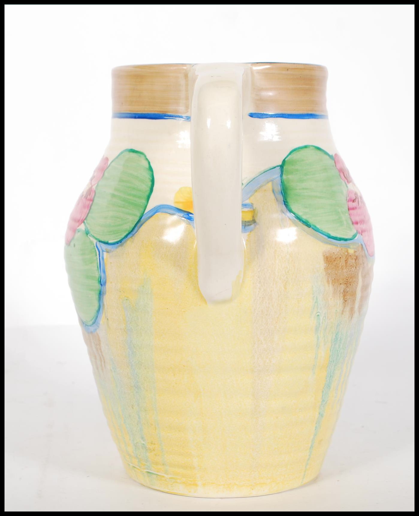 An early 20th Century Art Deco Clarice Cliff "Bizarre" range Isis vase with single handle. Decorated - Image 4 of 6