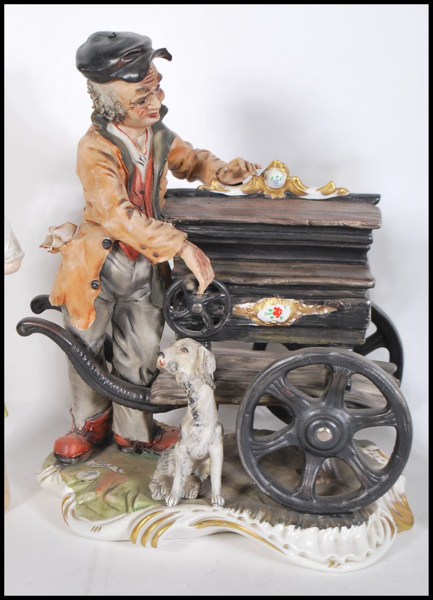 A collection of vintage 20th Century ceramics to include a Capodimonte figural group, Royal - Bild 4 aus 6