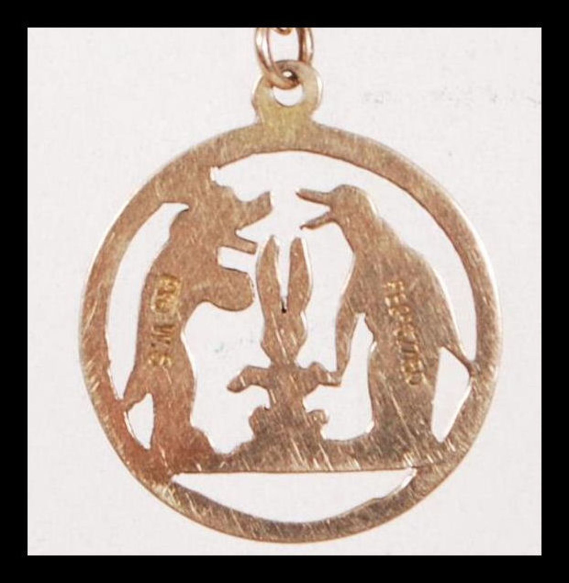 A stamped 9ct gold necklace having a round pendant having pierced decoration in the form of a dog, - Bild 4 aus 6