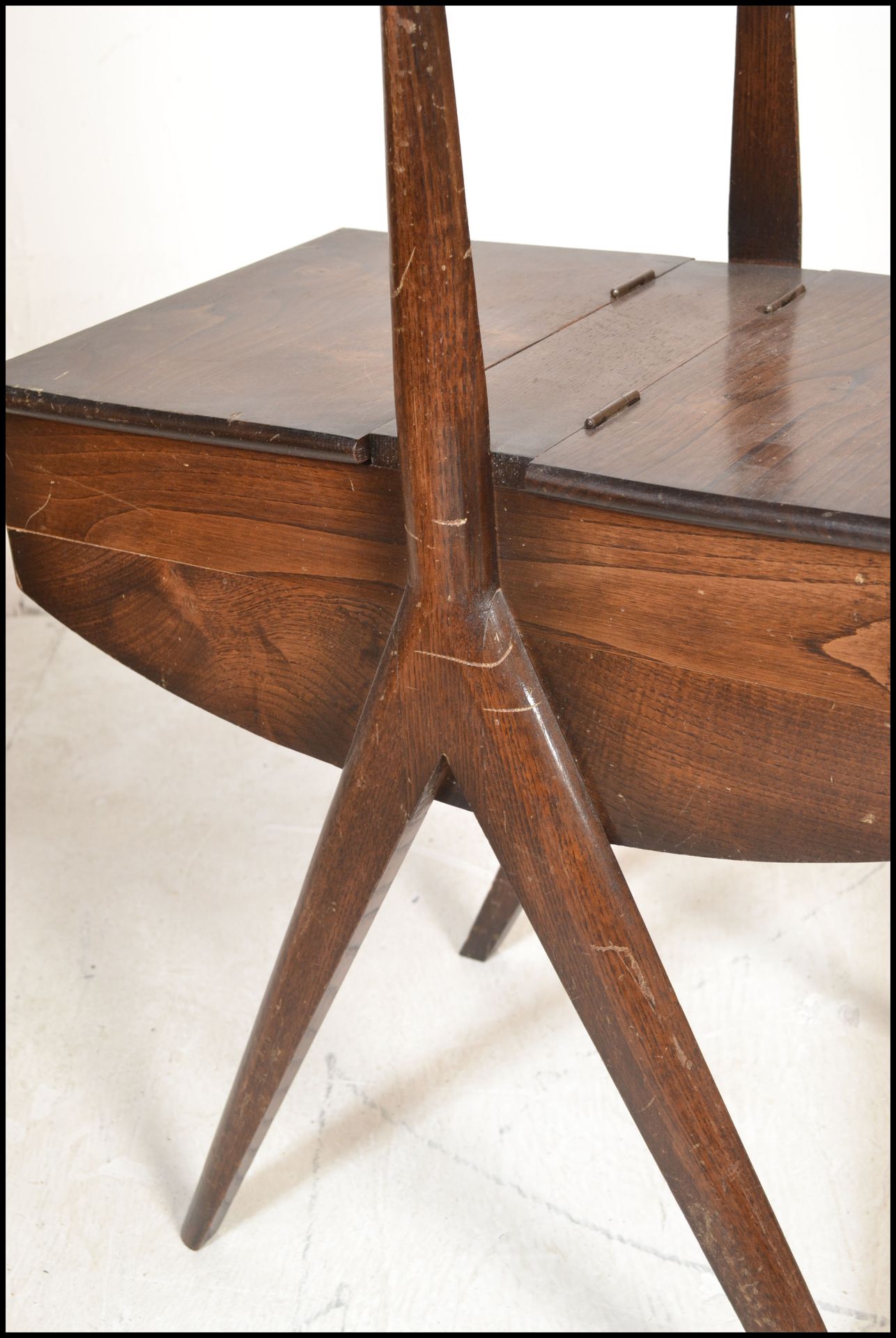 A vintage 20th Century wooden sewing box raised central angular legs with domed handle to the top - Bild 3 aus 5