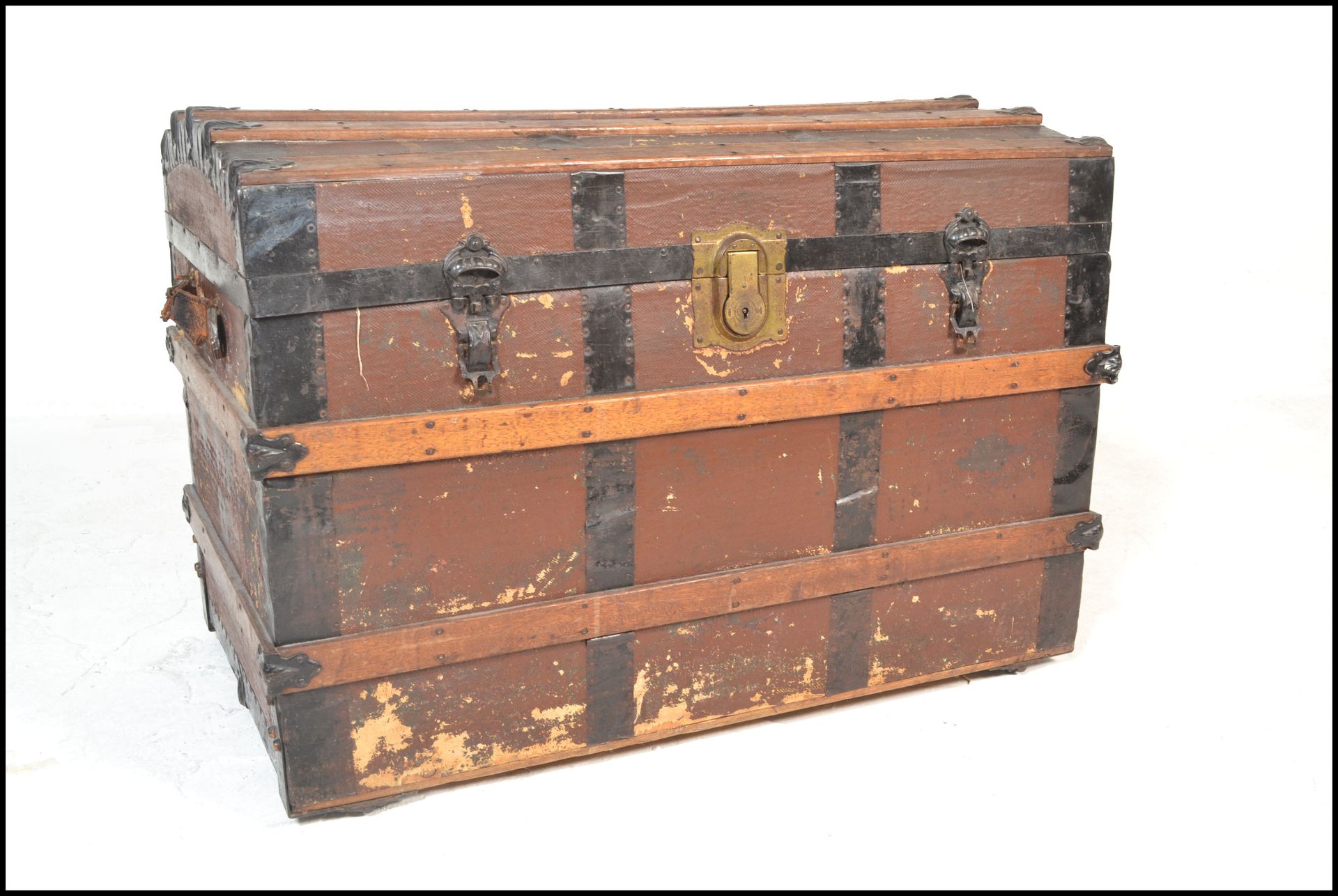 A Victorian 19th century wooden and canvas bound large dome top steamer trunk. Brown canvas with - Bild 3 aus 10