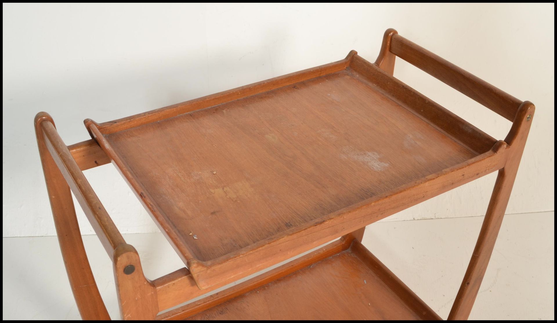 A mid 20th Century retro teak wood two tier cocktail / tea trolley raised on ball castors with - Bild 4 aus 5