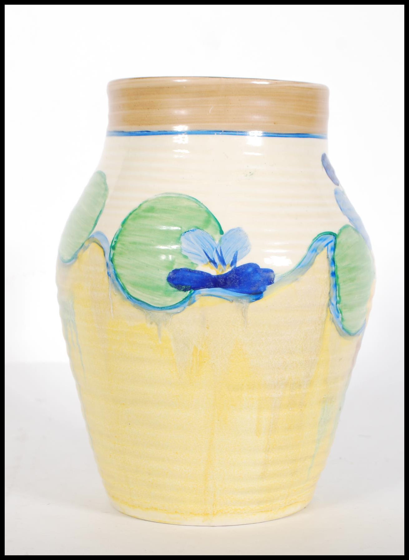 An early 20th Century Art Deco Clarice Cliff "Bizarre" range Isis vase with single handle. Decorated - Image 2 of 6