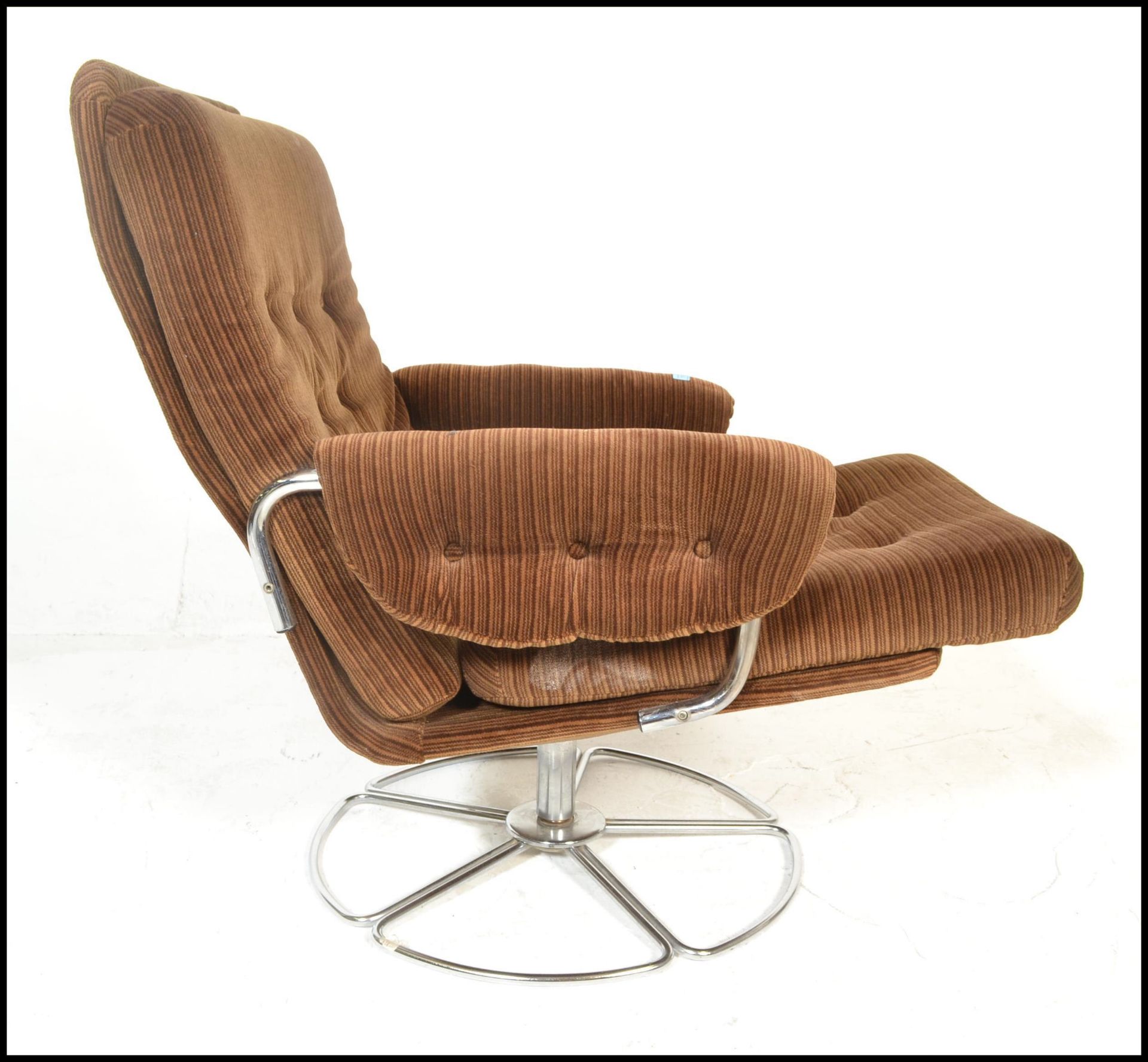 A mid century retro Danish influenced swivel easy armchair being upholstered in the original - Bild 2 aus 6