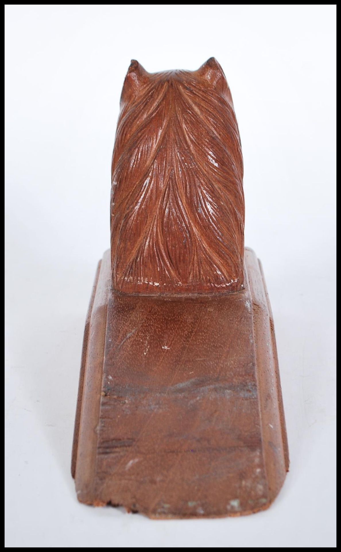 A 20th Century carved wooden door stop in the form of a seated lion. Measures 10 cm x 9 cm. - Bild 4 aus 6