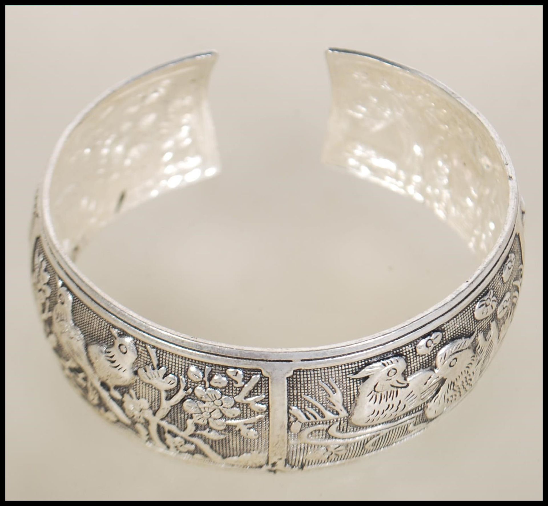 A Chinese silver white metal bangle / bracelet being repousse decorated with ducks, deers, birds and - Bild 7 aus 7