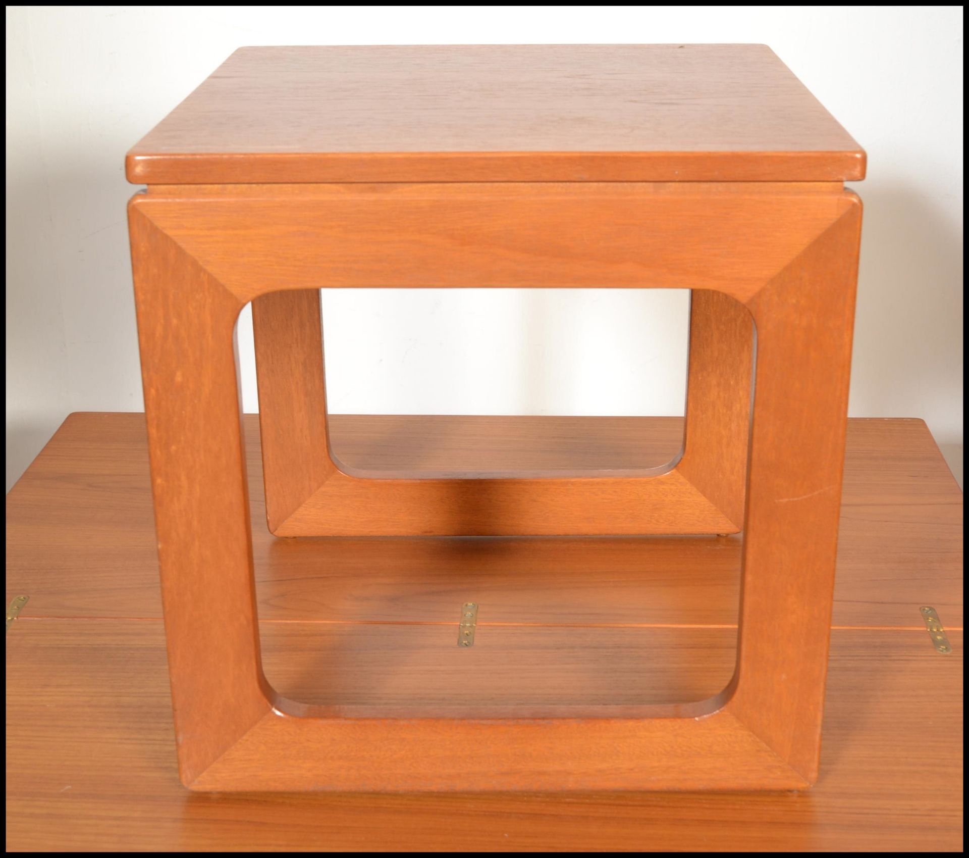 A retro 20th Century Danish inspired teak wood coffee table \ nest, flip over extending table top - Bild 7 aus 7