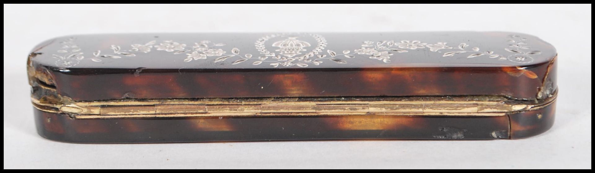 A 19th Century Georgian tortoiseshell toothpick box of elongated form opening to reveal a mirror - Bild 4 aus 7