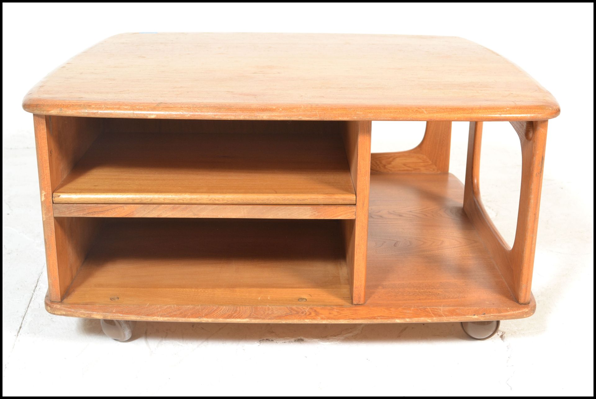 An original 20th Century retro Ercol elm wood Golden Dawn Pandora coffee table with storage recesses - Bild 4 aus 5