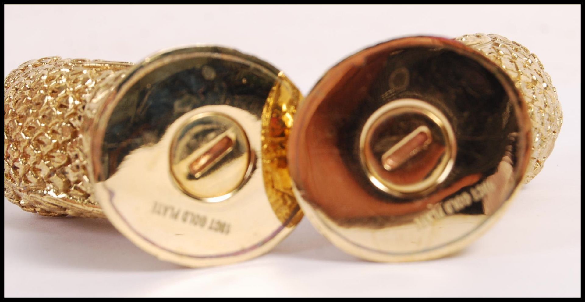 A pair of 18ct gold plated condiments in the form of owls having yellow and black glass eyes. - Bild 3 aus 3