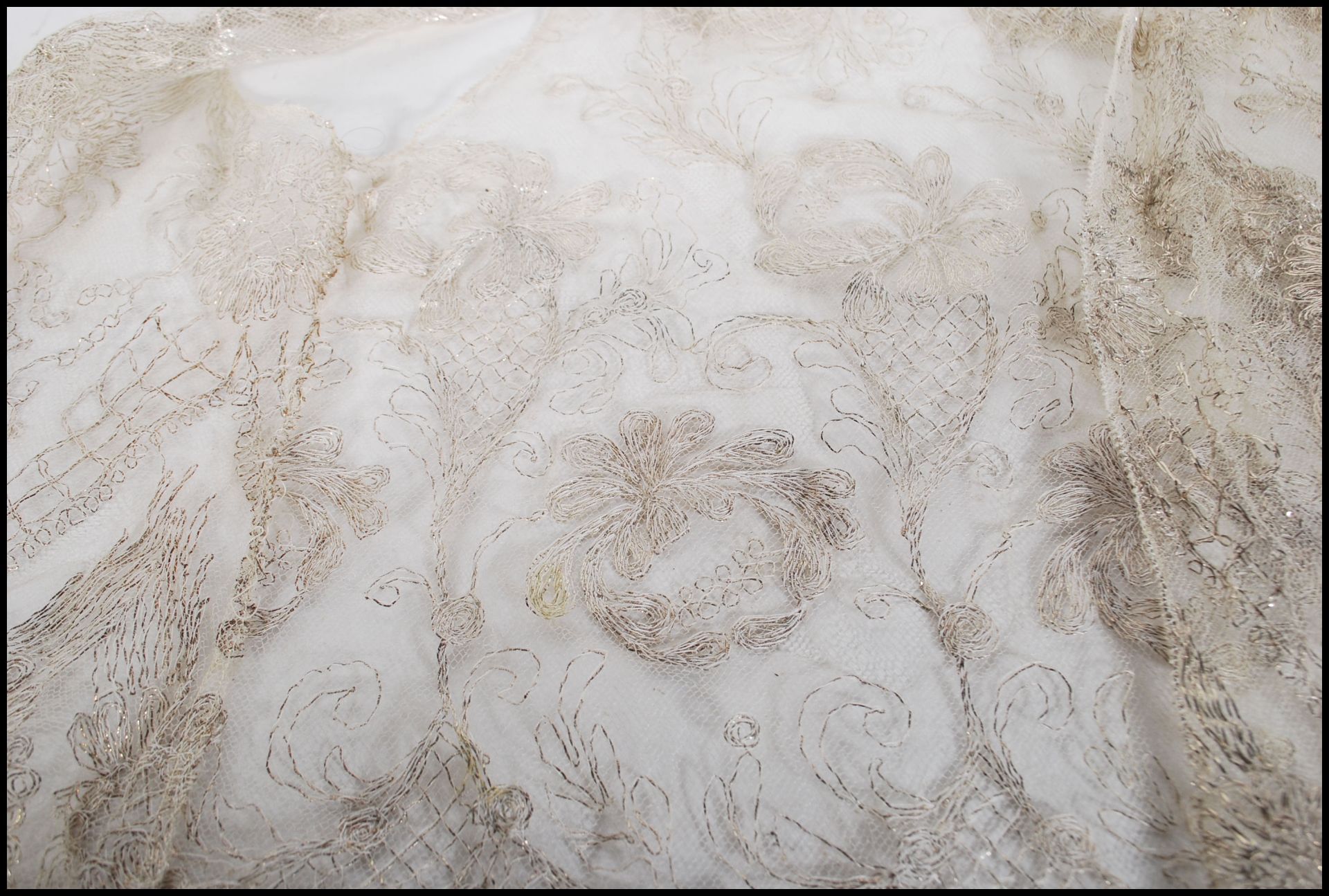 An early 20th Century Edwardian ladies lace waistcoat of small proportions, having silver woven - Bild 2 aus 6