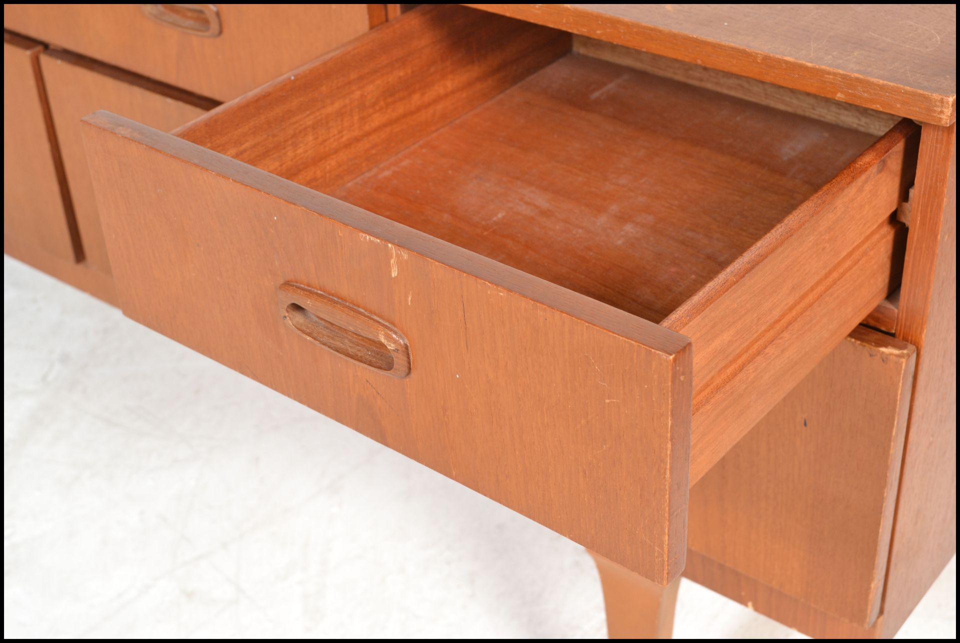 A mid 20th Century retro teak wood sideboard / credenza having a set of short drawers  atop deep - Bild 6 aus 6