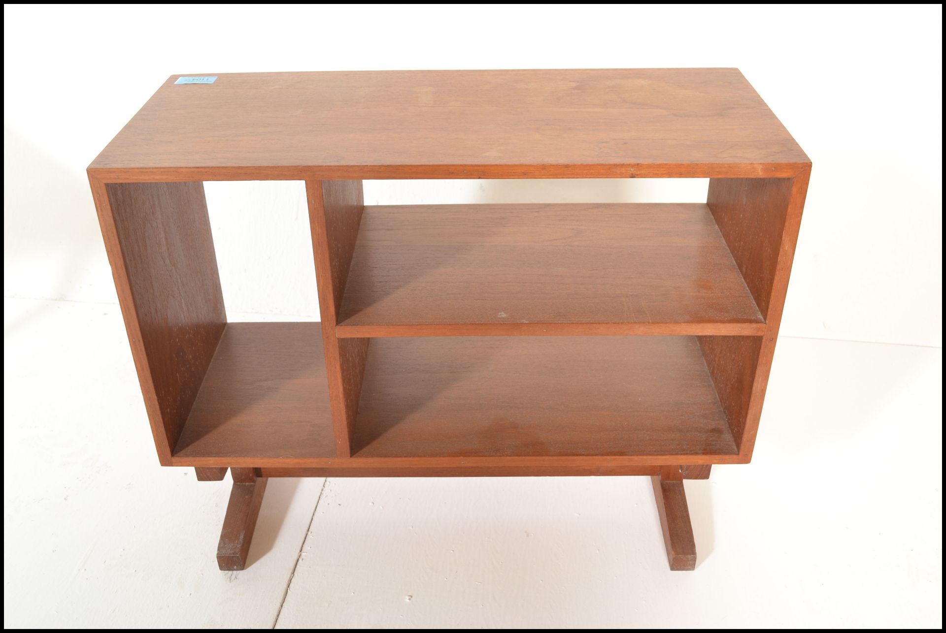 A mid 20th Century retro teak wood open book case raised on splayed legs having compartmentalised - Bild 6 aus 6