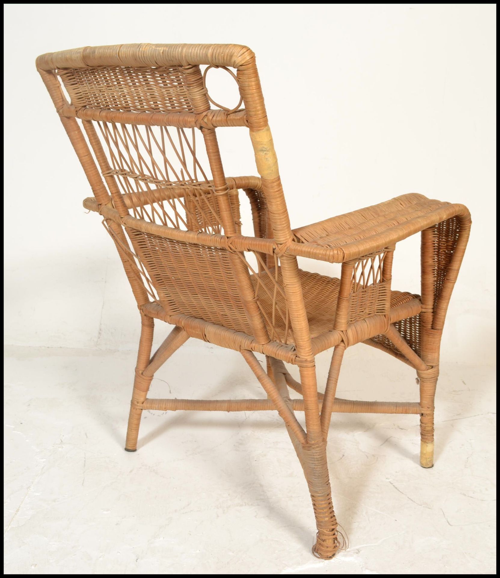 An early to mid century bamboo / whicker rattan weave plantation chair. Swept arms with a pierced - Bild 5 aus 5