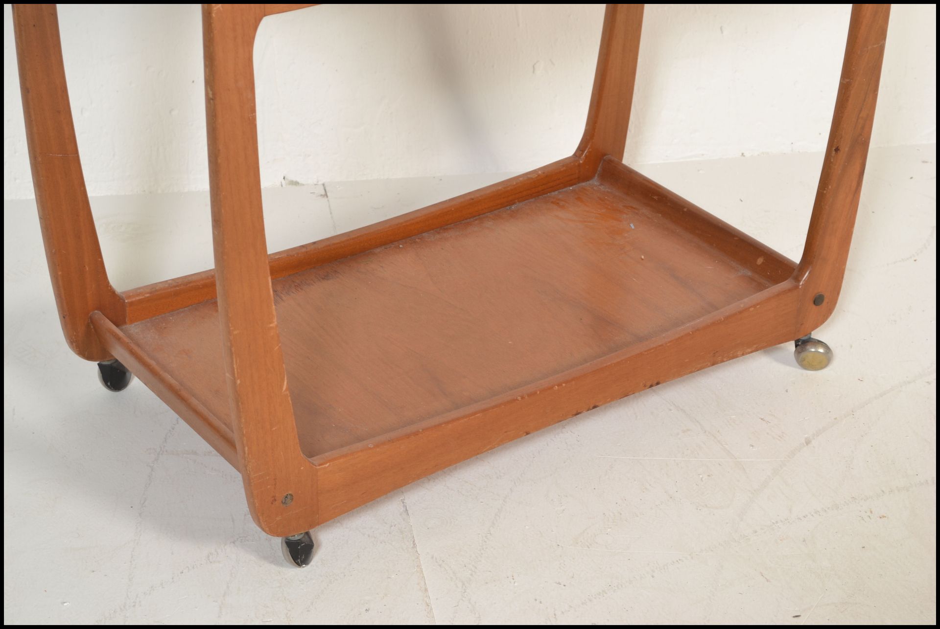 A mid 20th Century retro teak wood two tier cocktail / tea trolley raised on ball castors with - Bild 3 aus 5