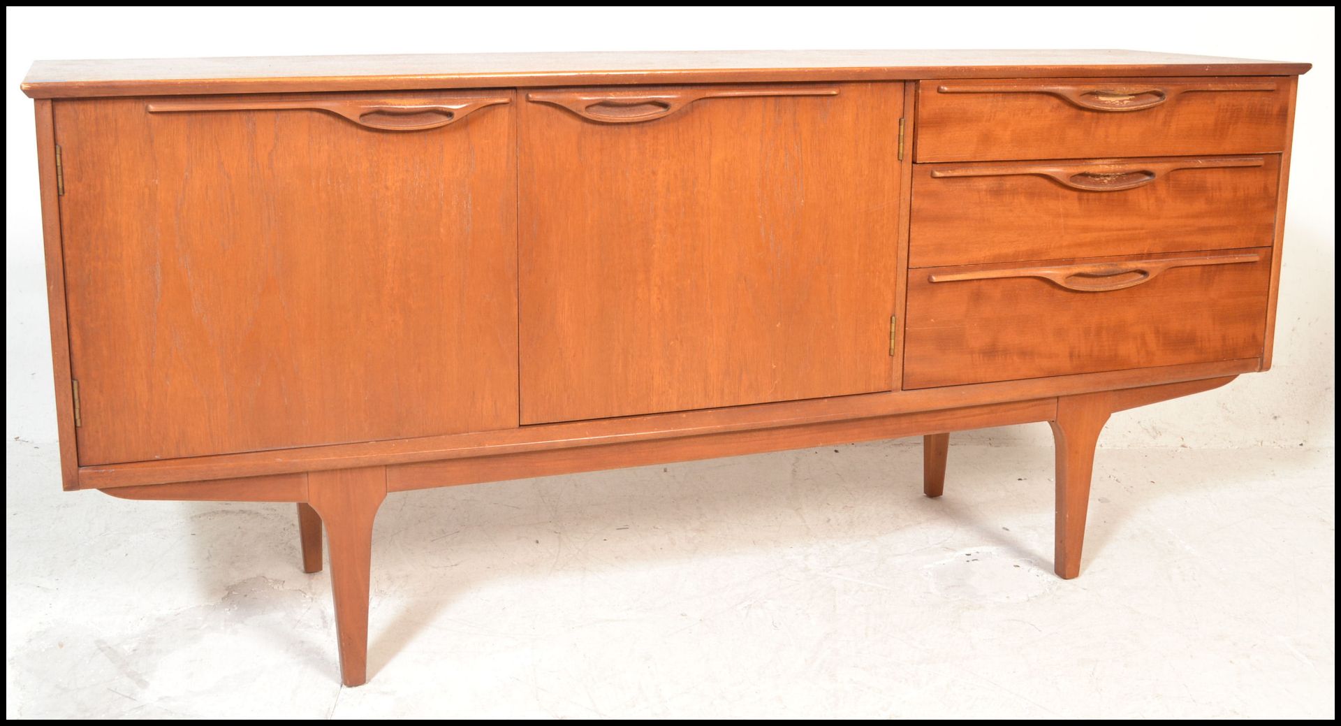 A mid 20th Century retro teak wood sideboard / credenza, having twin cupboard doors to left - Bild 3 aus 9