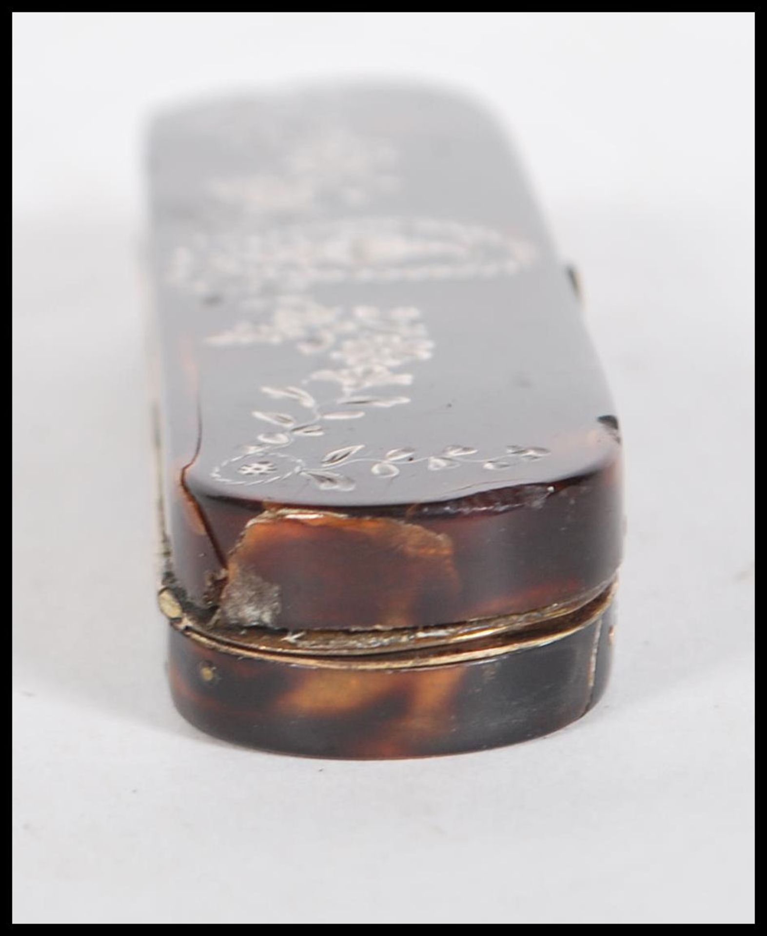 A 19th Century Georgian tortoiseshell toothpick box of elongated form opening to reveal a mirror - Bild 3 aus 7