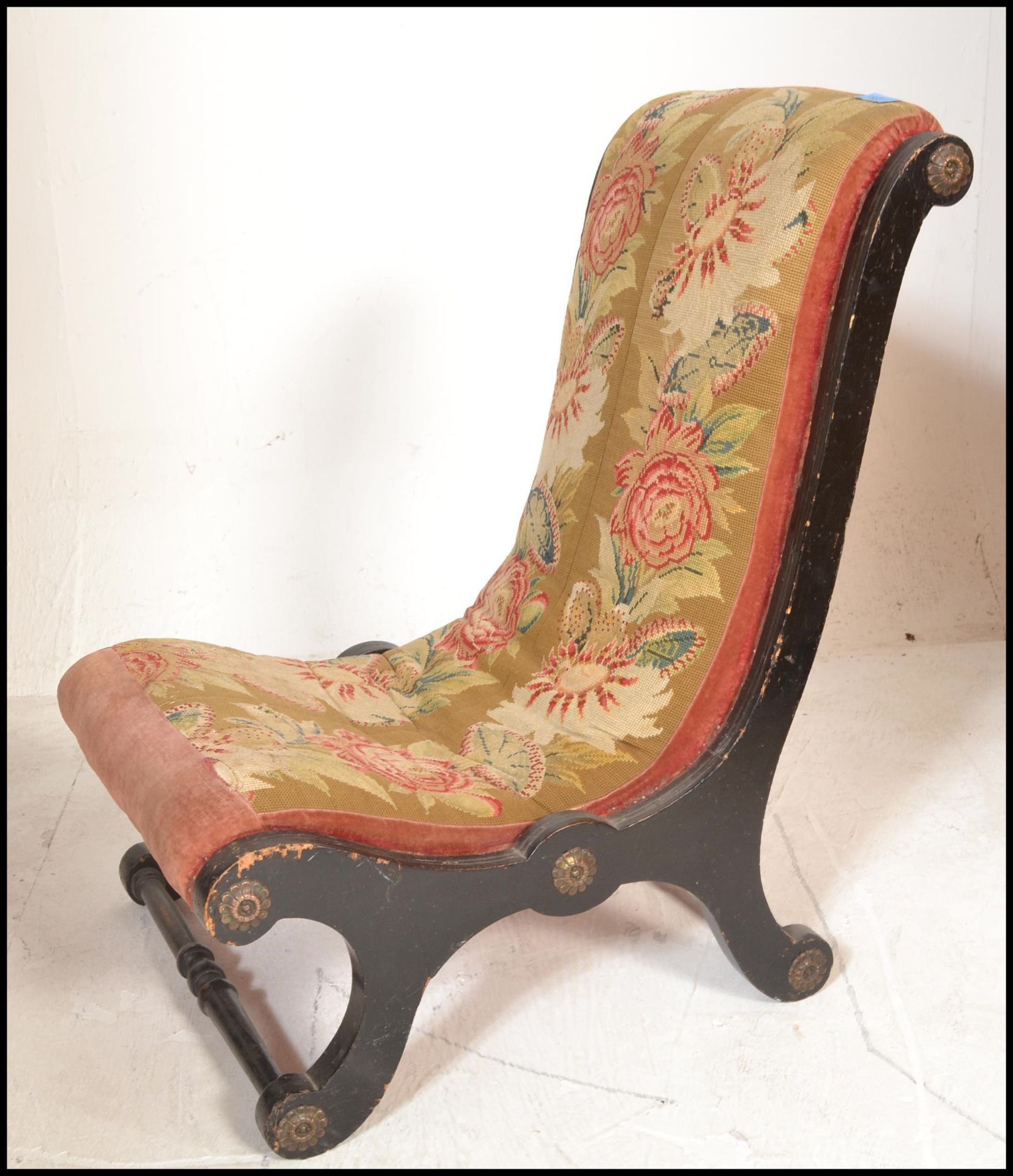 A 19th Century ebonised parcel gilt frame nursing slipper chair, button back upholstered seat pad - Bild 5 aus 6