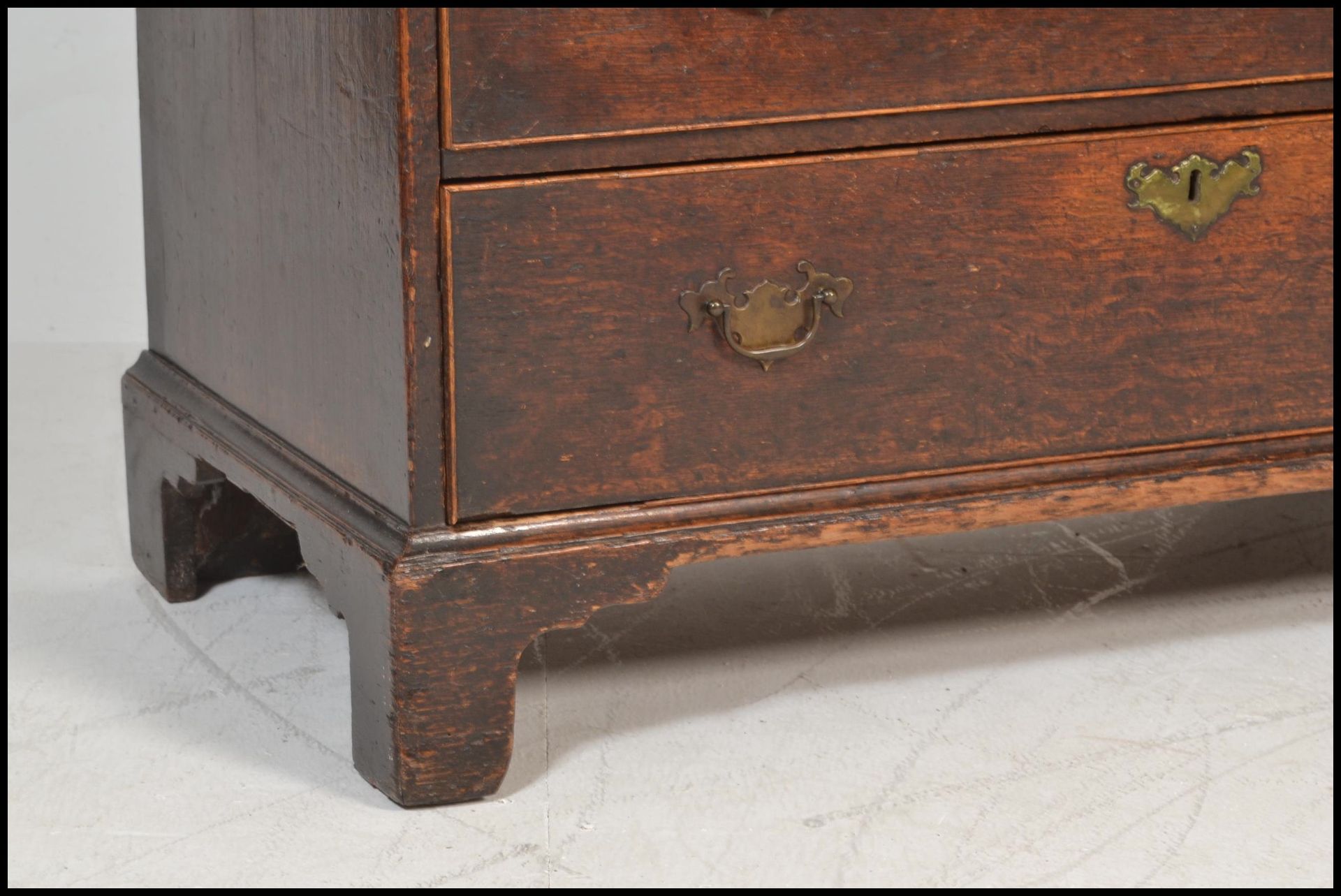 An 18th century country oak bureau. Raised on bracket feet having a chest of drawers beneath fall - Bild 2 aus 5