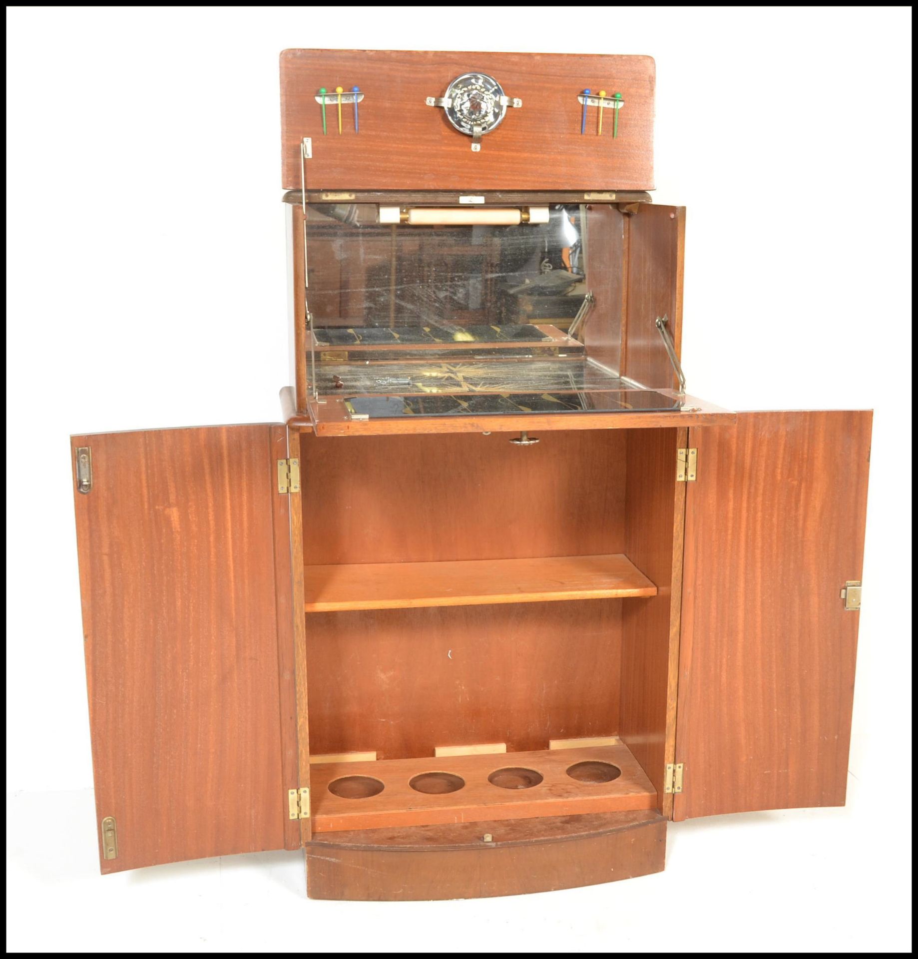 A mid century, post war Art Deco style walnut cocktail / drinks cabinet. Of bow front form raised on - Bild 3 aus 6