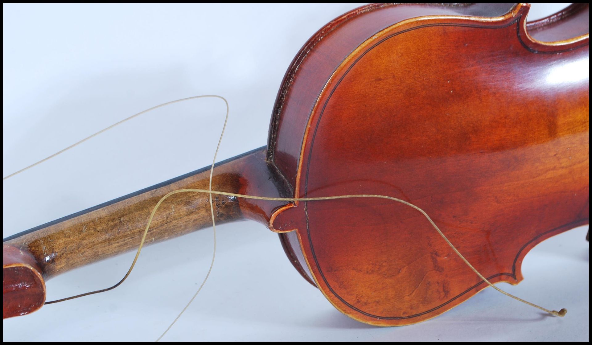 A 20th Century Violin musical instrument having a one piece maple back with spruce front. Ebonised - Bild 14 aus 14