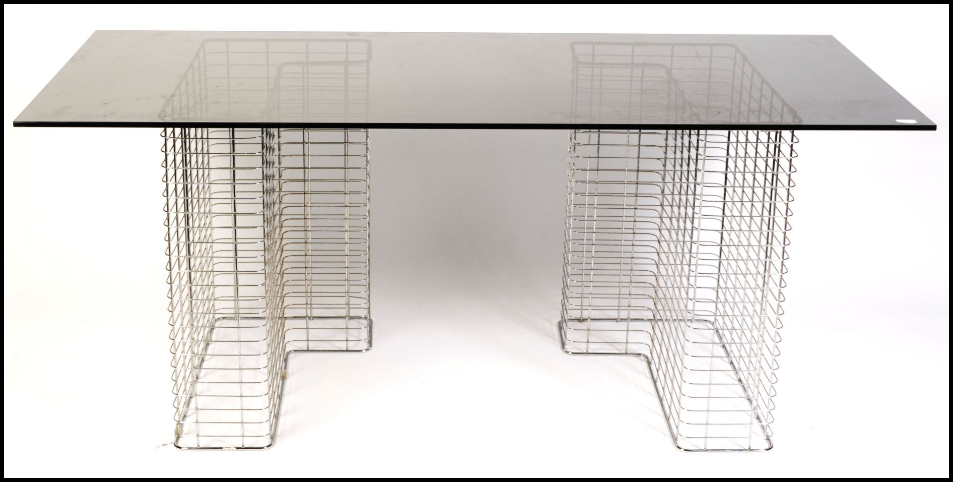 A 1980's 20th century modernist retro chrome wire and glass desk comprising of two ' L ' shaped - Bild 2 aus 5